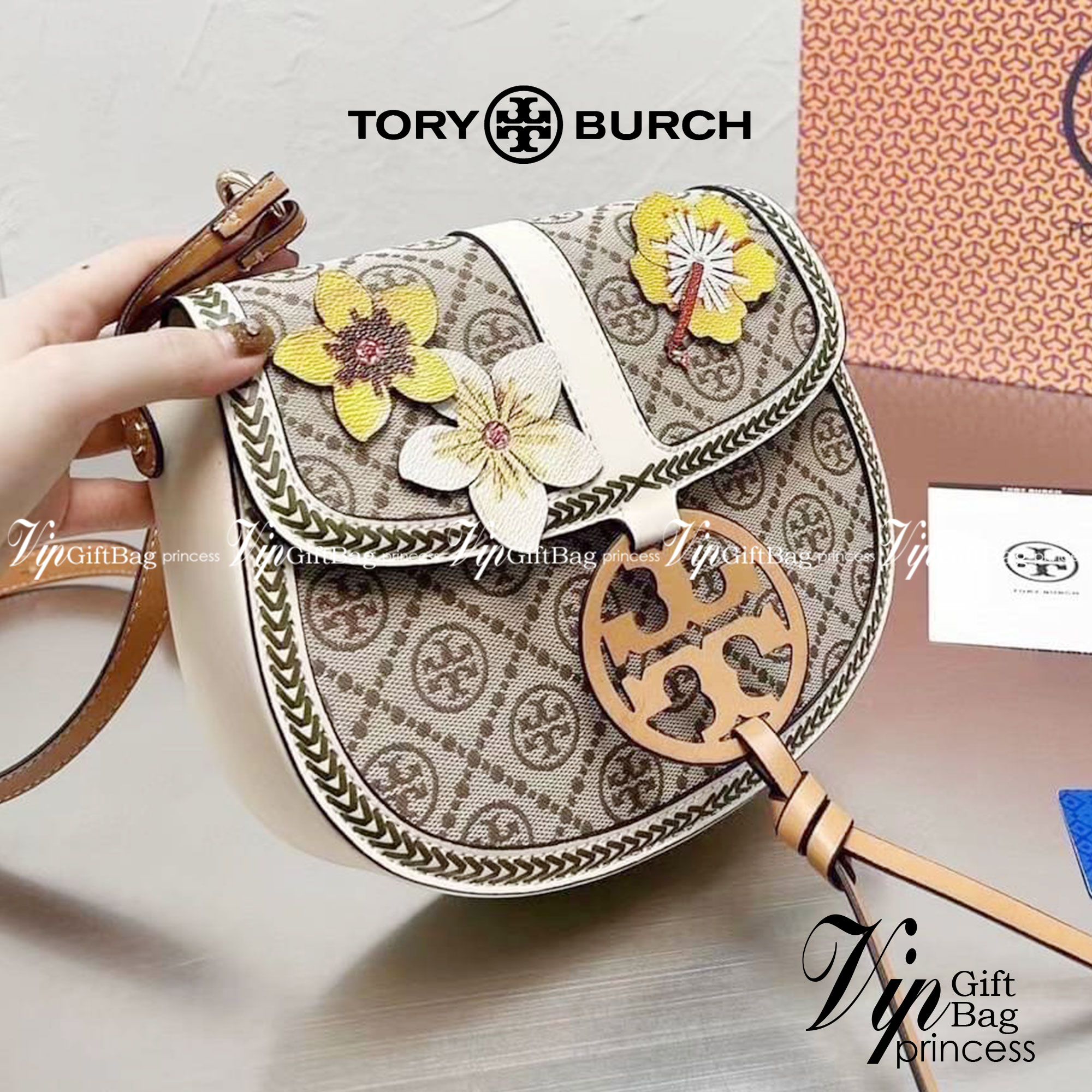 TORY BURCH T MONOGRAM FLORAL BAG / Tory Burch Monogram Crossbody Bag / TORY BURCH MILLER CANVAS QUADRANT SADDLE BAG กระเป๋าทรงยอดนิยม ดีไซน์ใหม่ล่าสุด สไตล์งานคราฟ มีลูกเล่นประดับดอกไม้กับตัวกระเป๋า วัสดุผ้า jacquard ใช้เป็น Everyday Bag สามารถใช้งานได้บ่