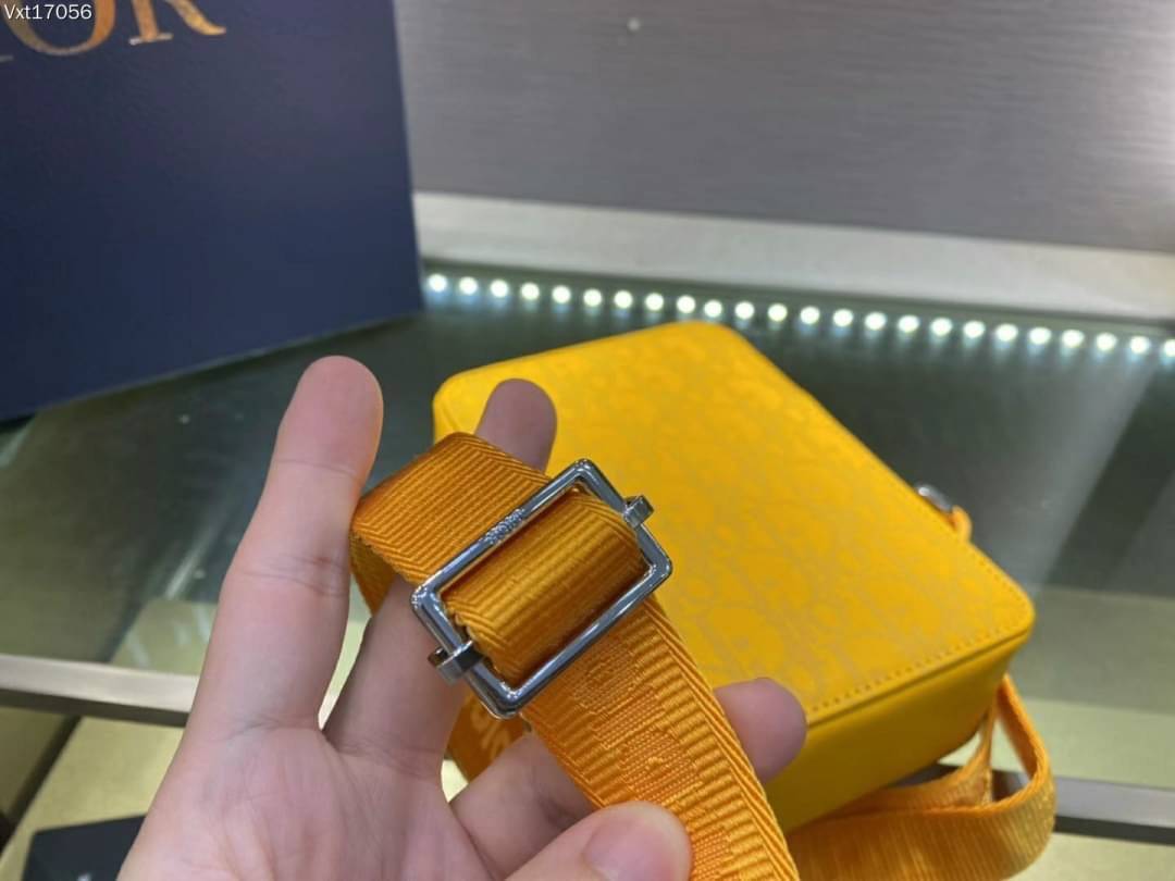 Dior World Tour Vertical / DIOR WORLD TOUR OBLIQUE GALAXY LEATHER MESSENGER POUCH BAG / Dior Pouch With Strap Oblique Galaxy Calfskin เกรดเทพออริจินอล หนังแท้ ภาพถ่ายจากสินค้าจริง ใช้งานต่างประเทศได้