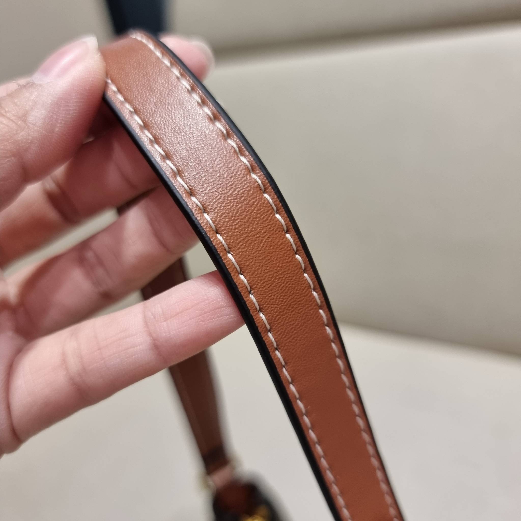 CELINE MINI AVA IN TRIOMPHE CANVAS AND CALFSKIN สวยเกินต้านกับน้องมินิ รุ่นสุดปัง ที่ใครเห็นก็ต้องว้าว กับกระเป๋าสะพายไหล่ ไซส์มินิ น้องน่ารักม้ากกก!! ไม่ไหว!! รูปทรงที่ไม่เหมือนใคร ใช้งานง่าย วัสดุหนังแคนวาสตัดสลับหนังแท้ สวยลงตัว รูดเปิด-ปิดด้วยซิป สายส