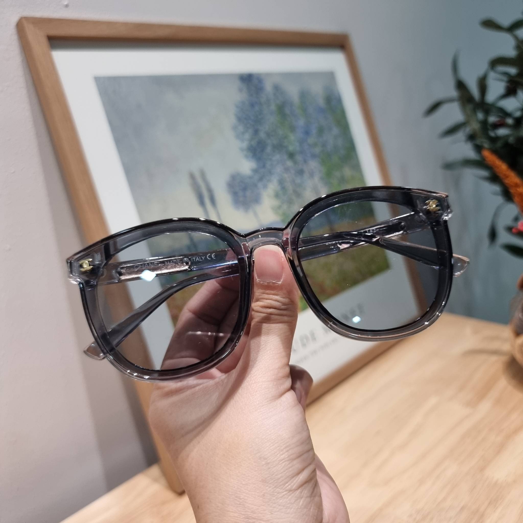 Chanel eye-glasses UV protection gift Box set สุดคุ้ม มาพร้อมอุปกรณ์ครบเซ็ท ดีไซน์ชิคมากแม่!! รับรองไม่ซ้ำใคร ใส่เสริมโหงวเฮ้ง ดูผู้ดี มีพกติดตัวไว้ไม่ตกเทรนด์ ใช้ได้ทุกโอกาส ทุกสถานการณ์ ใส่ที่บ้านถนอมสายตา