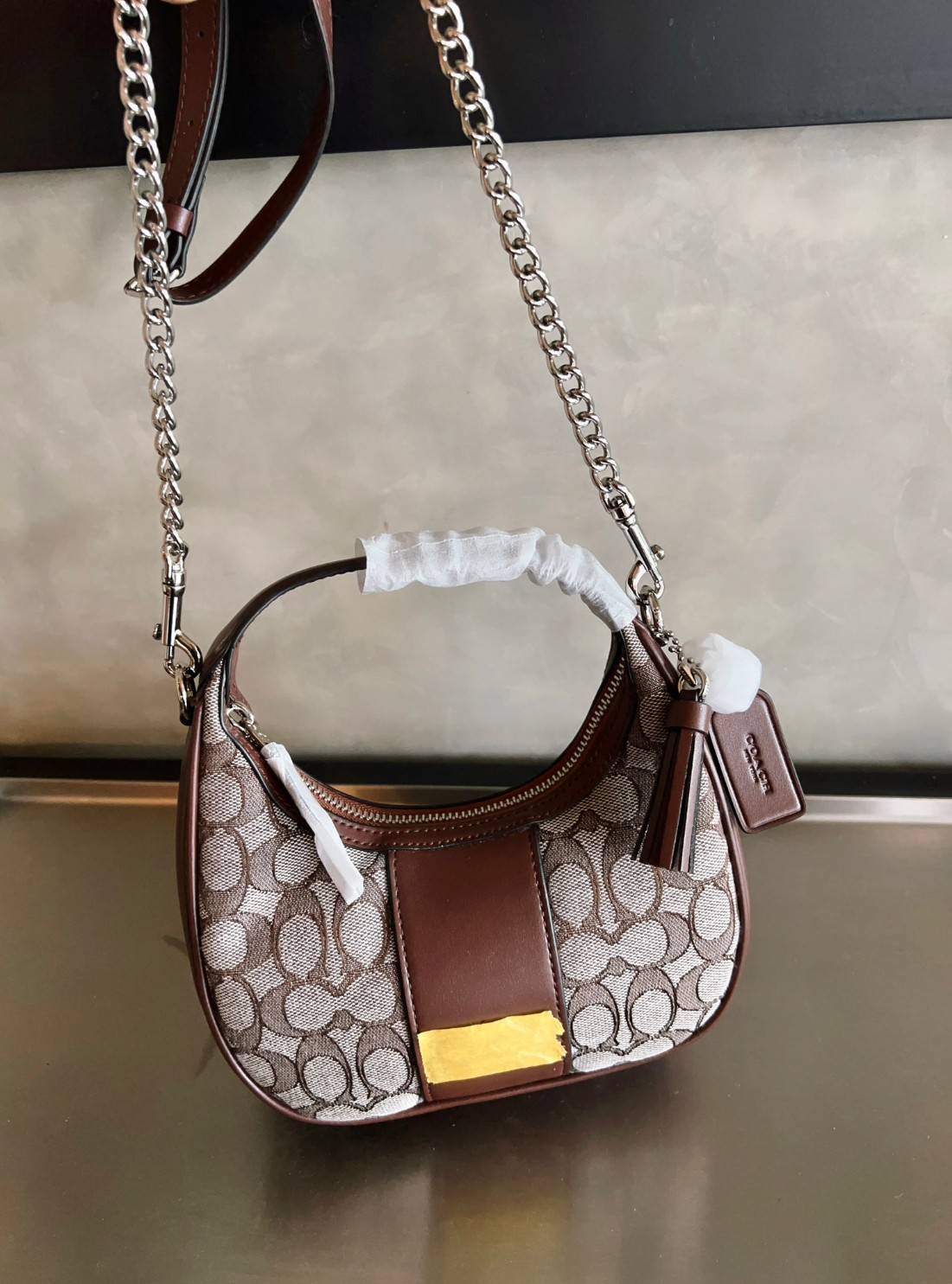 COACH CARMEN MINI CROSSBODY IN SIGNATURE JACQUARD กระเป๋ารูปทรงพระจันทร์โค้งมน น่ารักน่าใช้มากๆ!! เกรดท็อปออริ เกรดดีสุด สลับแท้ 1:1 ใช้ต่างประเทศได้