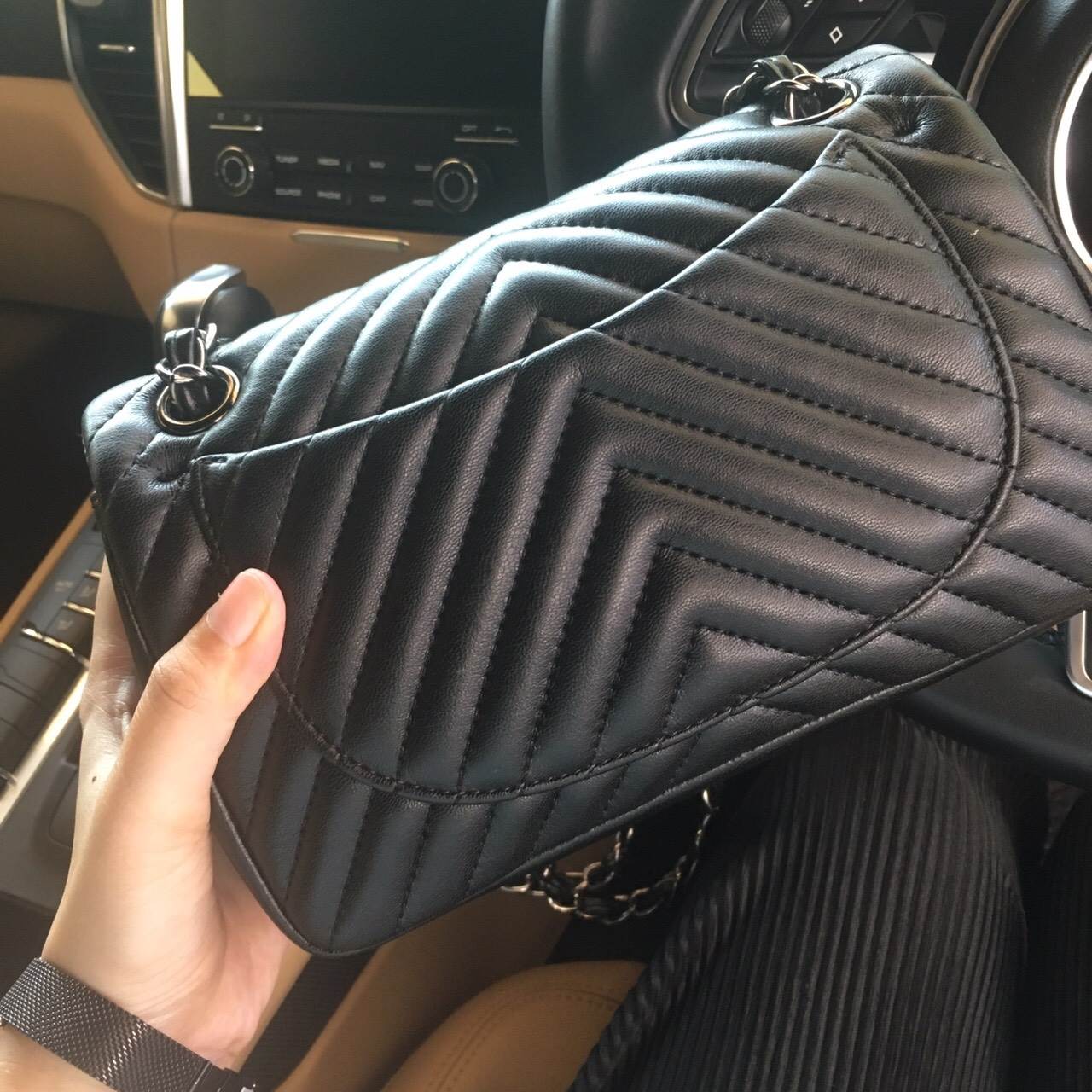 นยอดฮิต มี Size 8” เข้าใหม่ค่า (อะไหล่เทารมควัน) แต่งกับลุค casual กางเกงยีนส์ รองเท้าผ้าใบ แมทช์มากค่า • KEEP shoulder chevron chain handbag สวย มากๆ เลยน๊า กระเป๋าอยู่ทรง หนังแกะนิ่มมากคะ สายโซ่สะพายสบายคะ สายปรับ สั้น ยาวได้คะ มีช่องใส่ของจุกจิกหลายช่อ