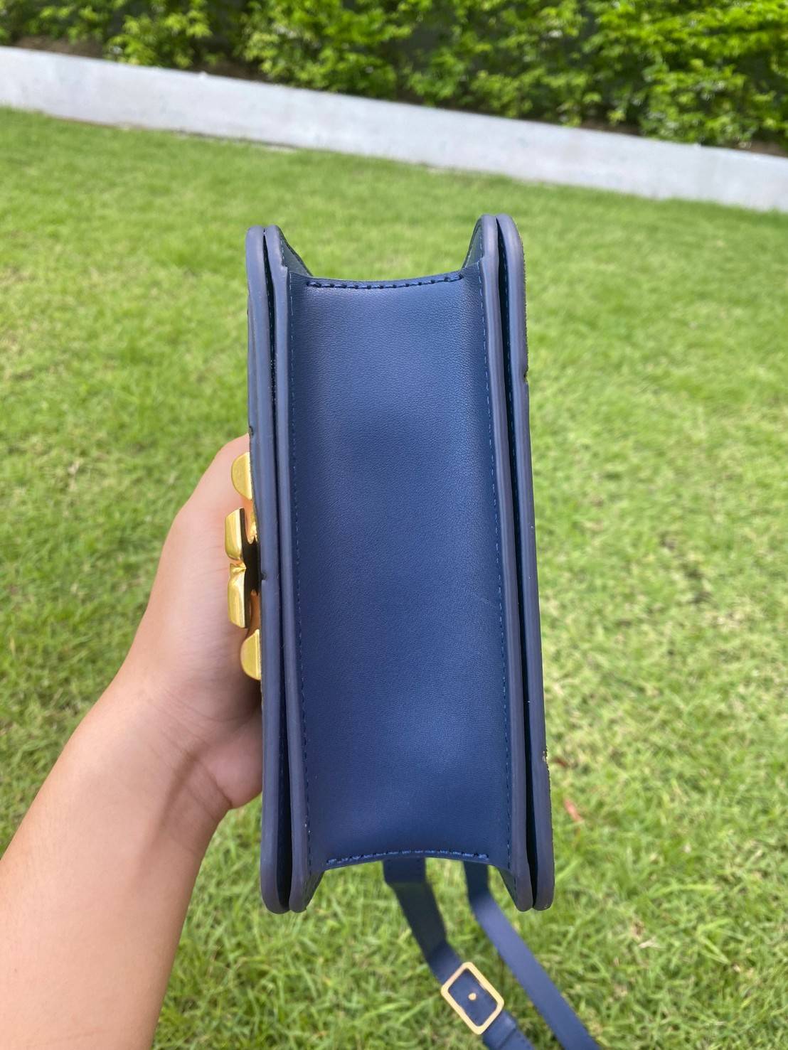 Tory Burch Eleanor Bag (รหัสรุ่น 84089) Collection ใหม่2021 ชนช็อป กระเป๋าสะพายcrossbody 💚สีเขียวเหนี่ยวทรัพย์วัสดุชั้นดี เปิดปิดด้วยแม่เหล็ก ภายในโล่งและมีช่องซิปด้านข้าง สายสะพายปรับระดัยสั้นยาวได้ตามใจชอบ รุ่นนี้สวยหรูไฮโซมาก ห้ามพลาดนะสาวๆ