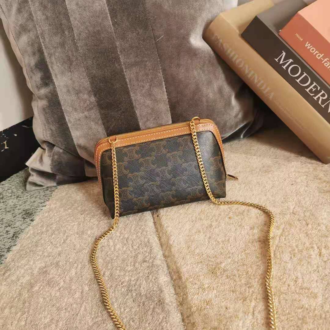 VIP 】หนังแท้ CELINE CLUTCH WITH CHAIN IN TRIOMPHE CANVAS AND LAMBSKIN WHITE/TAN กระเป๋าคลัทช์ดีไซน์เรียบหรูออกแบบมาได้อย่างลงตัว พร้อมสายสะพายโซ่ทองสุดหรู ด้วยรูปทรงที่สวยงามและทันสมัย สามารถใส่กระเป๋าสตางค์ใบสั้นหรือเครื่องสำอางค์ได้ตามขนาดกระเป๋า ในเรื่