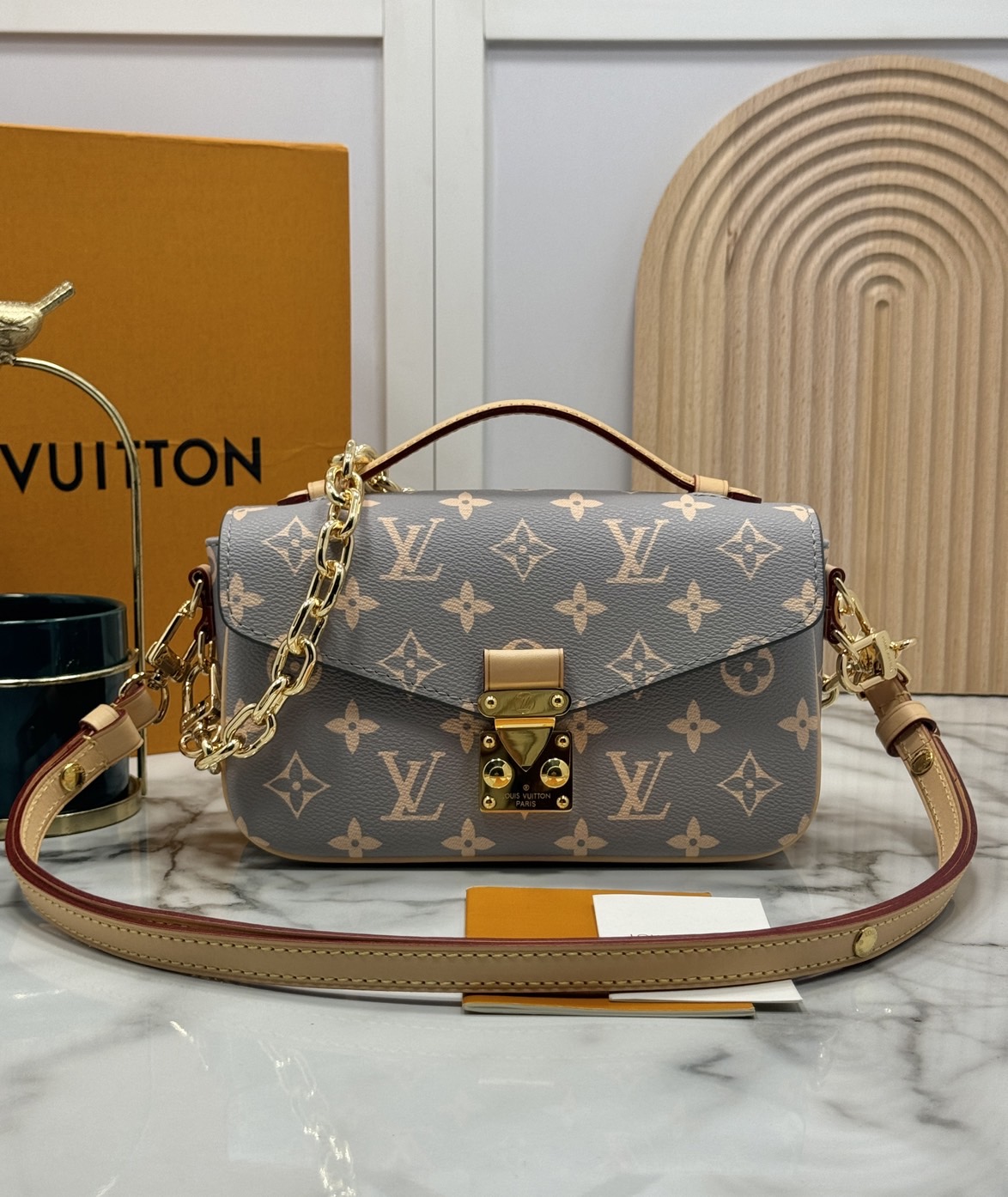 LV Pochette Métis East West กระเป๋าสะพายมัลติฟังก์ชั่น สีใหม่ลิมิเต็ดสวยละมุน วางลายตรงเป๊ะ สวยมากแนะนำเลยค่ะ ดีไซน์กะทัดรัด สะดวกพกพา สะพายไปเที่ยว ไปทำงาน ไปเดทก็ได้หมด ตอบโจทย์คนชอบความหลากหลายจริงๆ