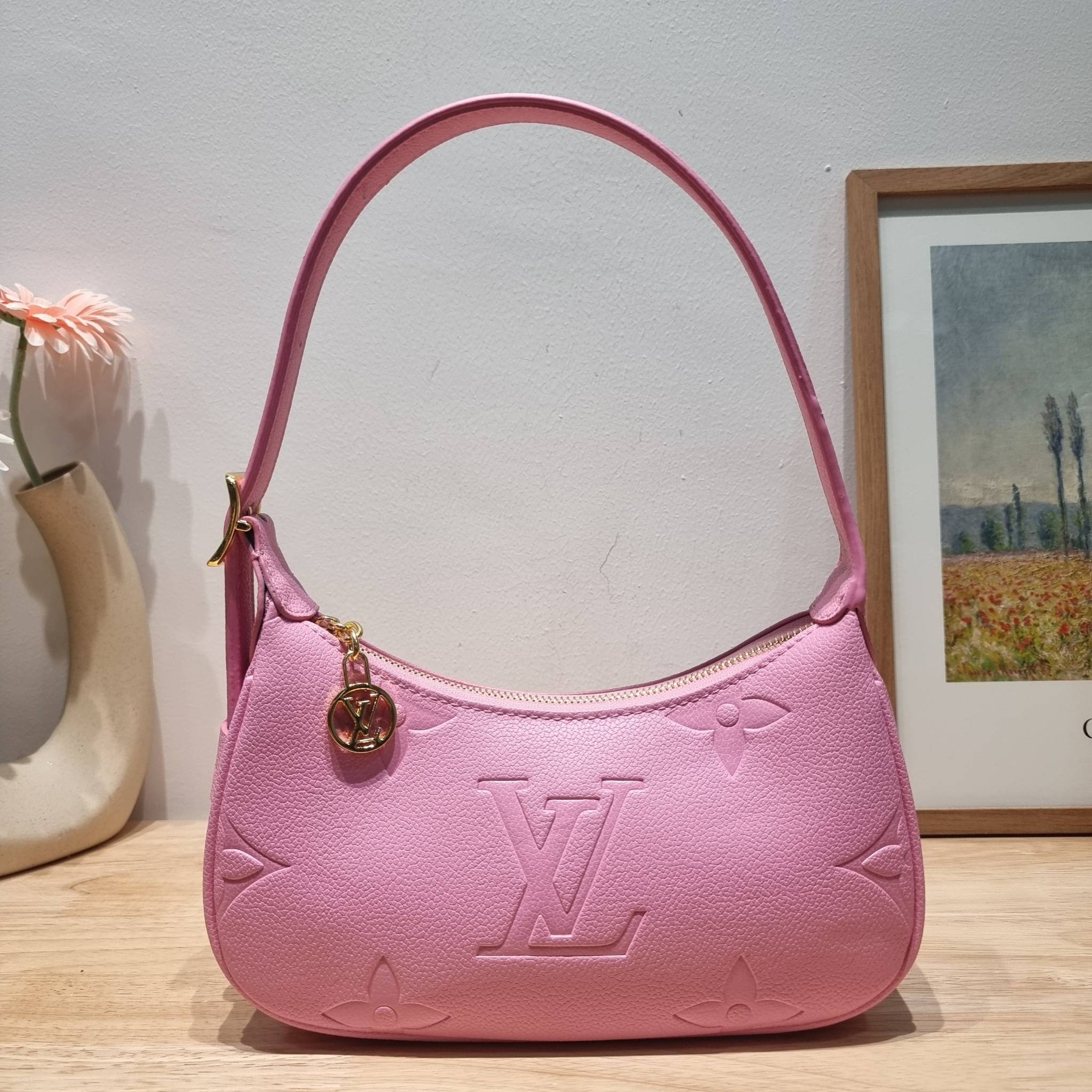LV Mini Moon Monogram Empreinte Leather ใหม่ล่าสุด สวยสับ สวยตัวแม่ ไอเท็มเก๋ๆ ใบเดียวก็เลิศ กับกระเป๋าสะพายทรงพอช ขนาดกำลังน่ารัก พกพาง่าย รูดใช้งานสะดวกด้วยซิป ภายในเป็นช่องโล่ง มีช่องซิป ส่วนสายสะพายปรับสั้นยาวได้ตามเหมาะสม ดูดี ดูแพงทุกสี
