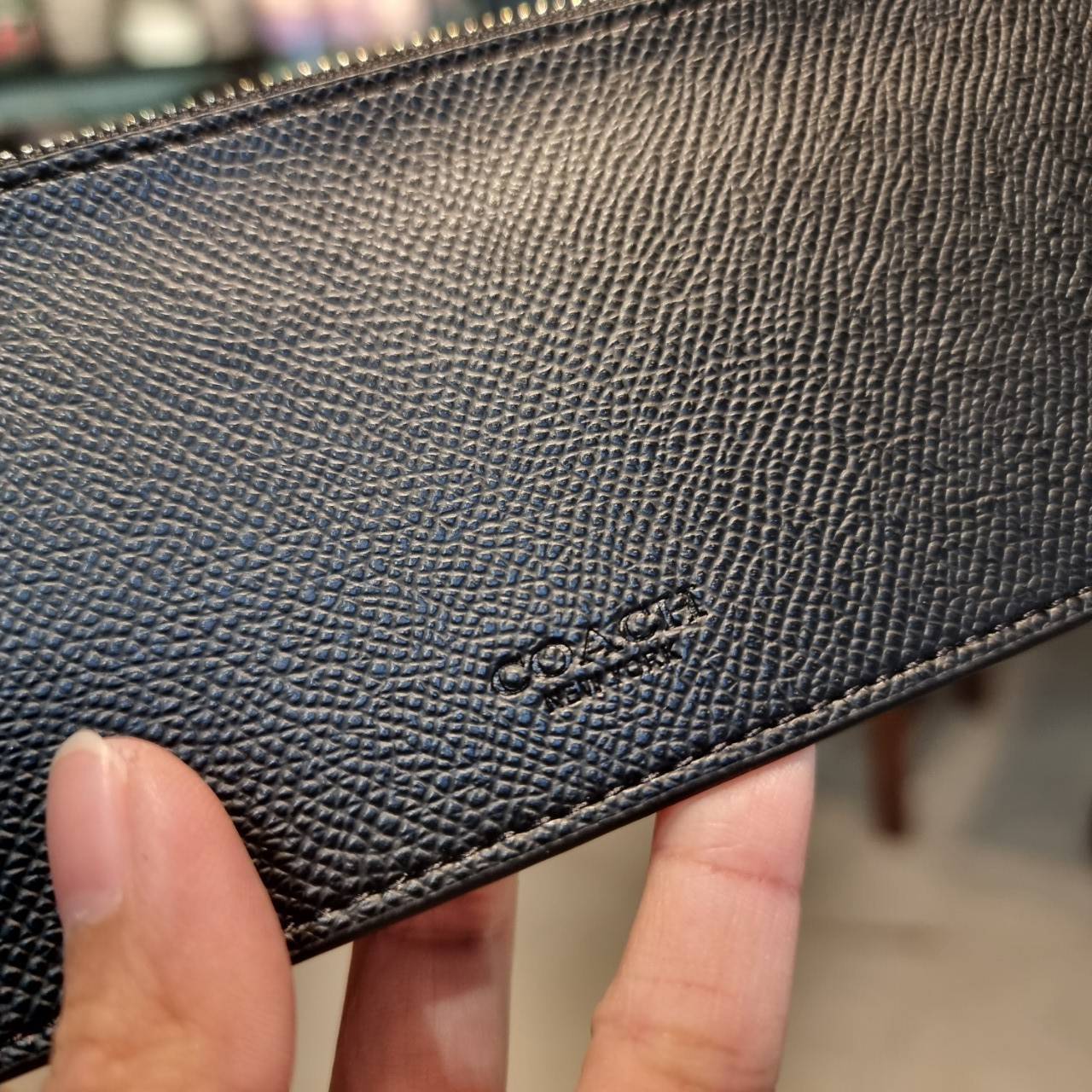 COACH F52601 POP SLIM ENVELOPE WALLET IN SIGNATURE รุ่นขายดี ขายหมด!! รุ่นหายาก!! เติมสต็อคจ้า!! กระเป๋าสตางค์รุ่นฝาพับ ดีไซน์เรียบหรู คลาสสิค ใช้งานง่ายและสะดวกมากๆ ด้วยซองซิปที่เสียบด้านหลัง ถอดแยกออกมาใช้ได้ หรือเอาออก พกกระเป๋าเดี่ยวๆก็ได้ ถือใบนี้ดูไ