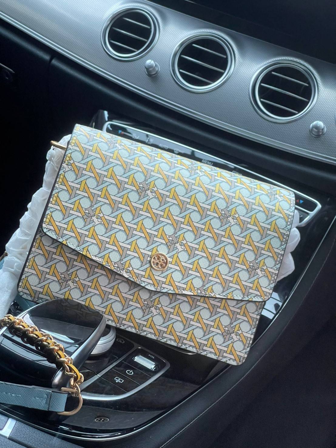 Tory Burch Robinson Printed Convertible Shoulder Bag กระเป๋าสุดคลาสสิค Collection นี้เหมาะกับสาว ๆ วัยรุ่นเป็นพิเศษ ด้วยโทนสีสดใสที่ทางแบรนด์ได้ดีไซน์ออกมาอย่างพิถีพิถัน สามารถตอบโจทย์สาว ๆ ที่มีคาแรคเตอร์หวาน สดใส และร่าเริงได้อย่างแท้จริงอีกทั้งลายโซ่ยั