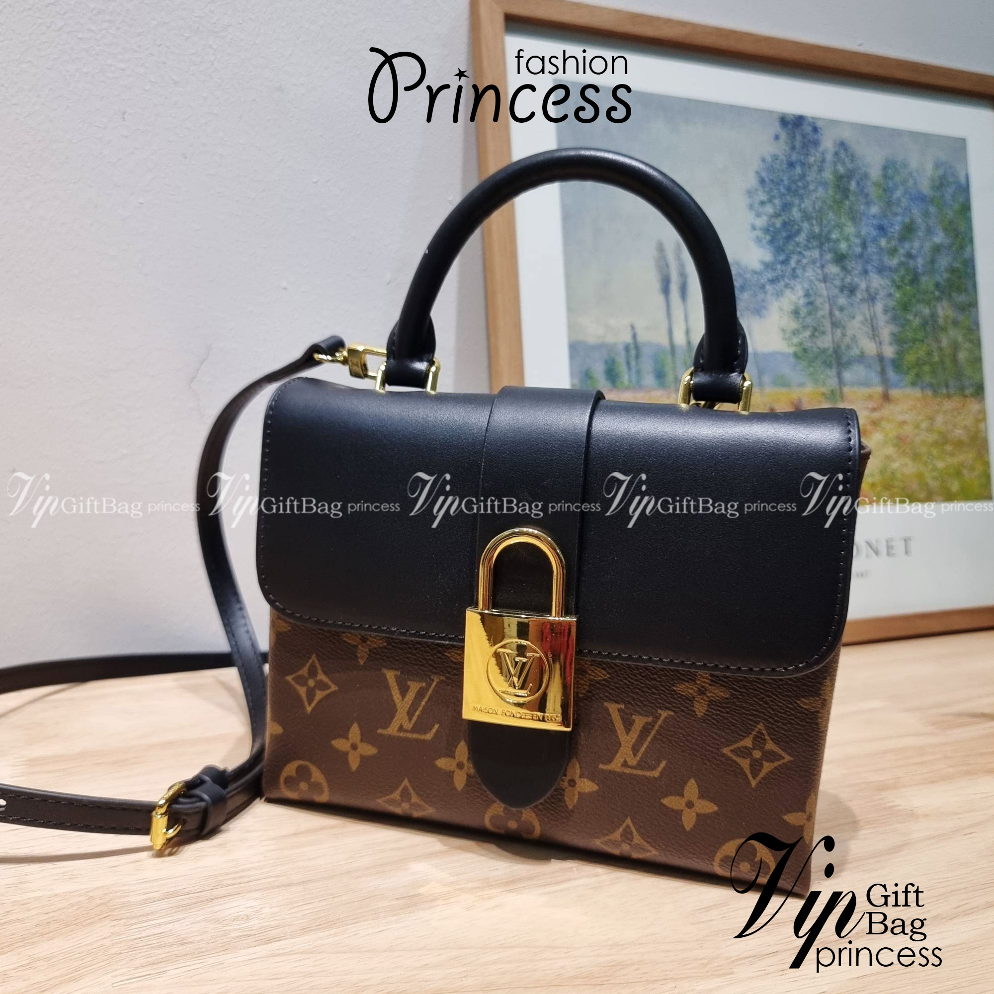 LV LOCKY BB MONOGRAM กระเป๋าสะพายข้าง ดีไซน์หรู ใหม่ล่าสุด สวยถึงบ้านได้ก่อนใคร มีใช้เลิศๆทันปีใหม่แน่นอน คุ้มที่สุด โดดเด่นด้วยอะไหล่ดัมมี่รูปกุญแจสีทอง