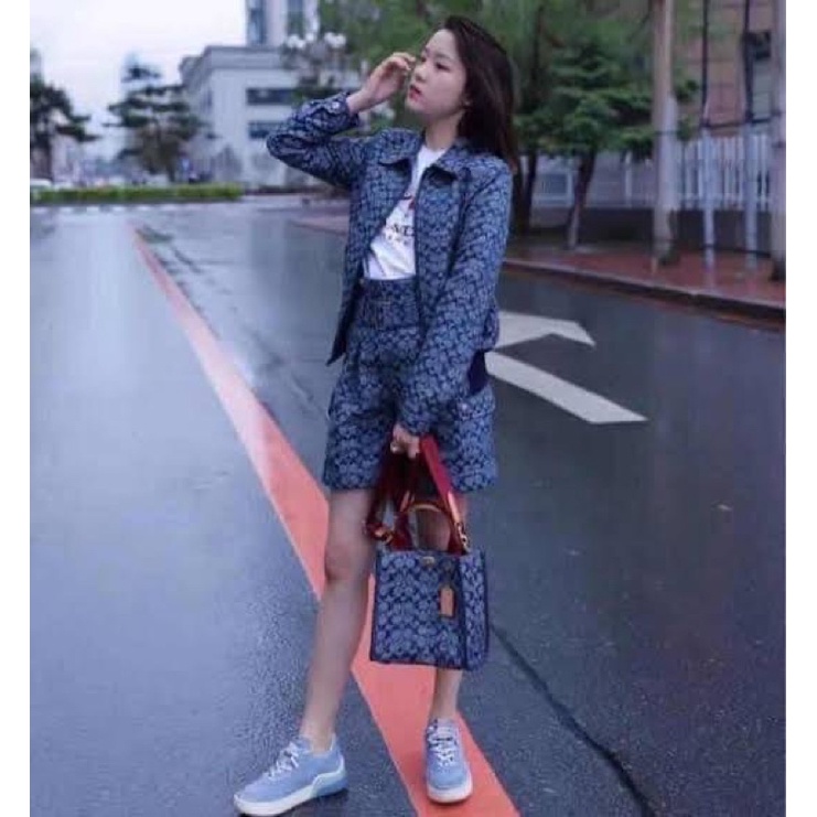 COACH Tote 22 In Signature Chambray หากคุณกำลังมองหากระเป๋าที่มีดีไซน์แปลกตา ไม่ค่อยเหมือนที่พบเห็นทั่วไป
