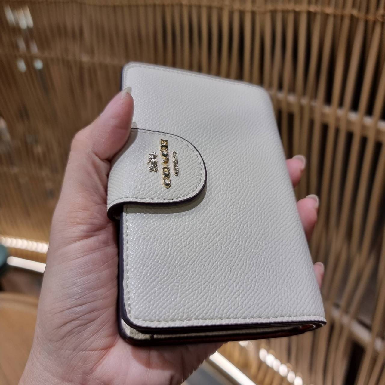 COACH 6390 MEDIUM CORNER ZIP WALLET เดอะเบสท์รุ่นที่สาวๆตามหา!! ดีไซน์ใหม่ สวยสะกด!! กระเป๋าสตางค์ใบกลาง สีคลาสสิค เรียบแต่แฝงความหรู บอกเลยว่ามันละมุนมาก!! ด้วยวัสดุหนัง crossgrain ที่ดูแลรักษาง่าย และยังดูผู้ดี ถือใช้แล้วขับผิวทุกสี ภายในมีช่องใส่บัตรแล