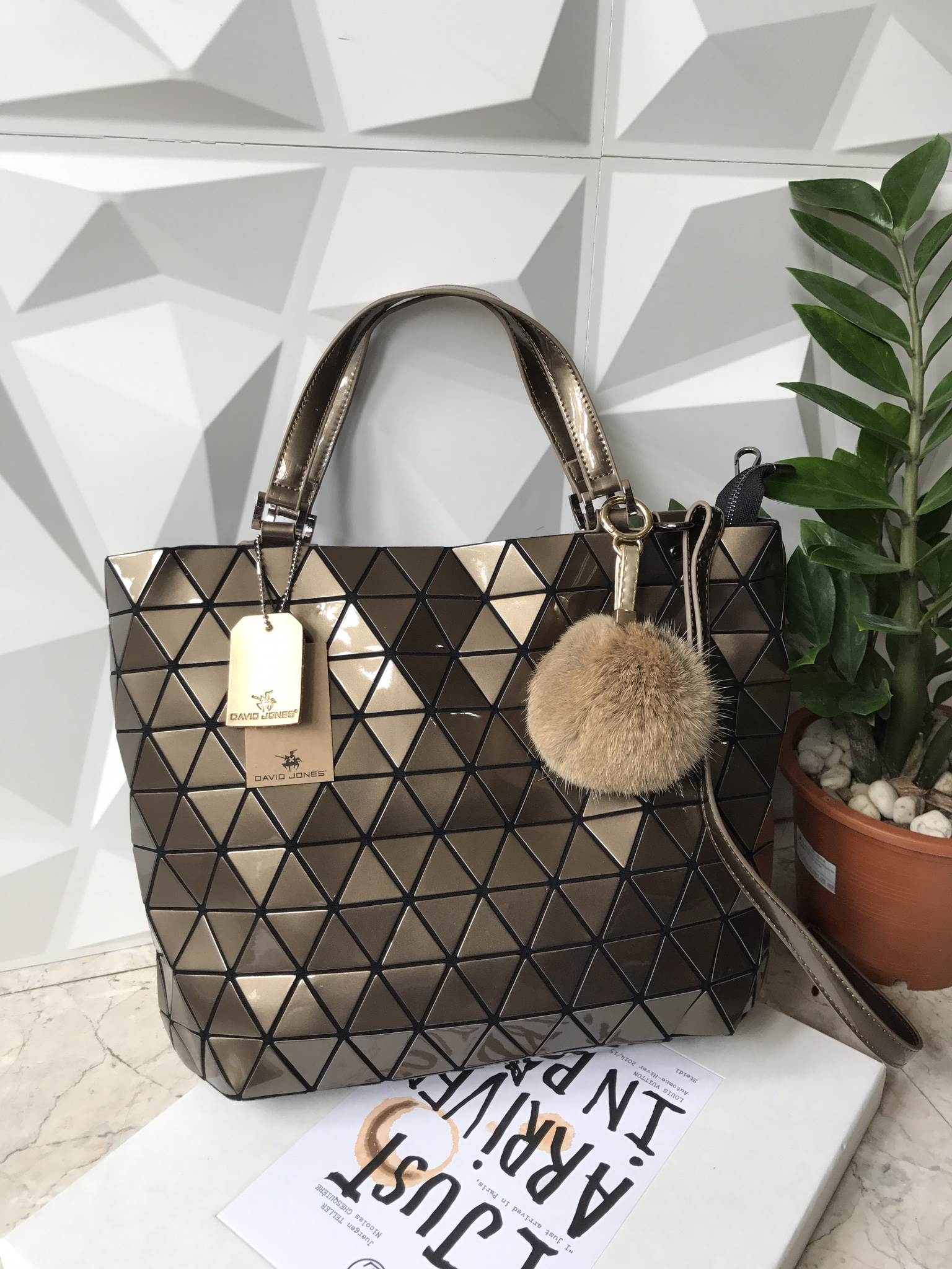 ห้ามพลาดเลยค่า ได้ สีใหม่ ลายใหม่ Metallic Deep Brown ( หนัง high gloss ) 🌈 ทรงสุดฮิตจากแบรนด์ David Jones ใบนี้ มาพร้อมกับปอมๆขนกระต่ายแท้ ขนนิ่มฟู สีเข้า set กับกระเป๋าคะ กระเป๋า ทรง Tote ตัวกระเป๋าเย็บติด ด้วยแผ่นอคิลิค สุดหรู ดีไซน์เกร๋ จุดเด่