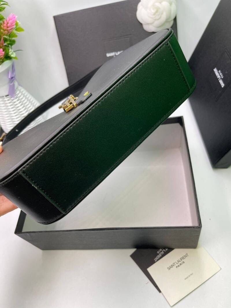 3สี VIP GIFT 】หนังแท้ Saint Laurent Le 5 à 7 Leather Hobo Bag รุ่นยอดนิยม รุ่นหายาก รุ่นที่สาวๆตามหา ใบนี้เลย!! สวยหรู กระเป๋าสะพายไหล่ ดีไซน์อยู่ทรง คลาสสิคแฝงความหรูด้วยโลโก้สีทองอร่ามโดดเด่น วัสดุหนังเรียบ สาวๆที่รออยู่ต้องรีบจัด รีบมีเป็นของตัวเองกันน