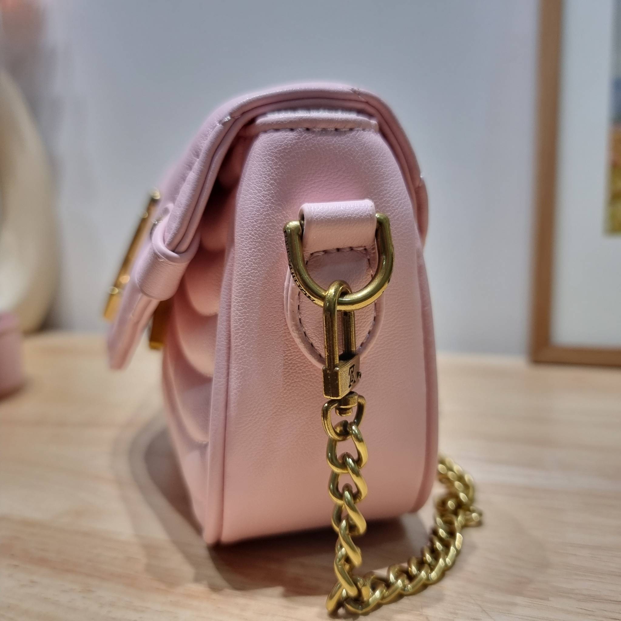 LV new wave pochette multi bag กระเป๋าสะพายมัลติฟังก์ชั่น มาพร้อม box set รับรองว่าดีงาม ลูกเล่นคลาสสิคผสานความวินเทจ มีสายสะพายให้ 2 เส้น และกระเป๋าใบลูก เล็กน่ารัก