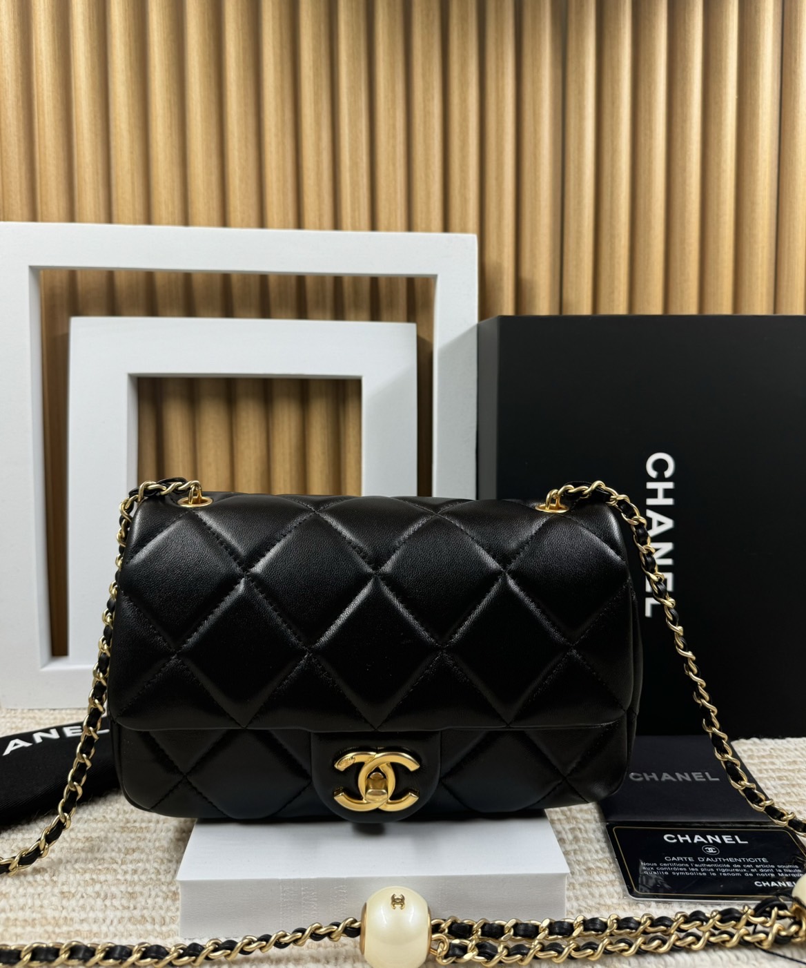 CHANEL FLAP BAG Pearls & Gold-Tone Metal กระเป๋าสะพายดีไซส์คลาสสิคหนังแท้แต่งมุก เกรดออริ สลับแท้ 1:1 ใช้งานต่างประเทศได้