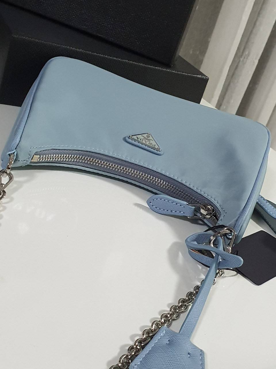 Prada Re-Edition 2005 Re-Nylon bag ใบเดียวคุ้มมากค่ะ อุปกรณ์ ครบชุด **ซื้อ1ได้ถึง3ไอเท็ม ทั้งสายยาว และกระเป๋าใส่เหรียญ และป้ายแท็คหนัง อย่างดี **อะไหล่ปั้มแบรนด์แท้ทุกจุด วัสดุทำจากผ้า Nylon อย่างดี กันน้ำได้ อยู่ทรงสวย สามารถใส่กระเป๋าตังค์ใบกลางได้ ถอด