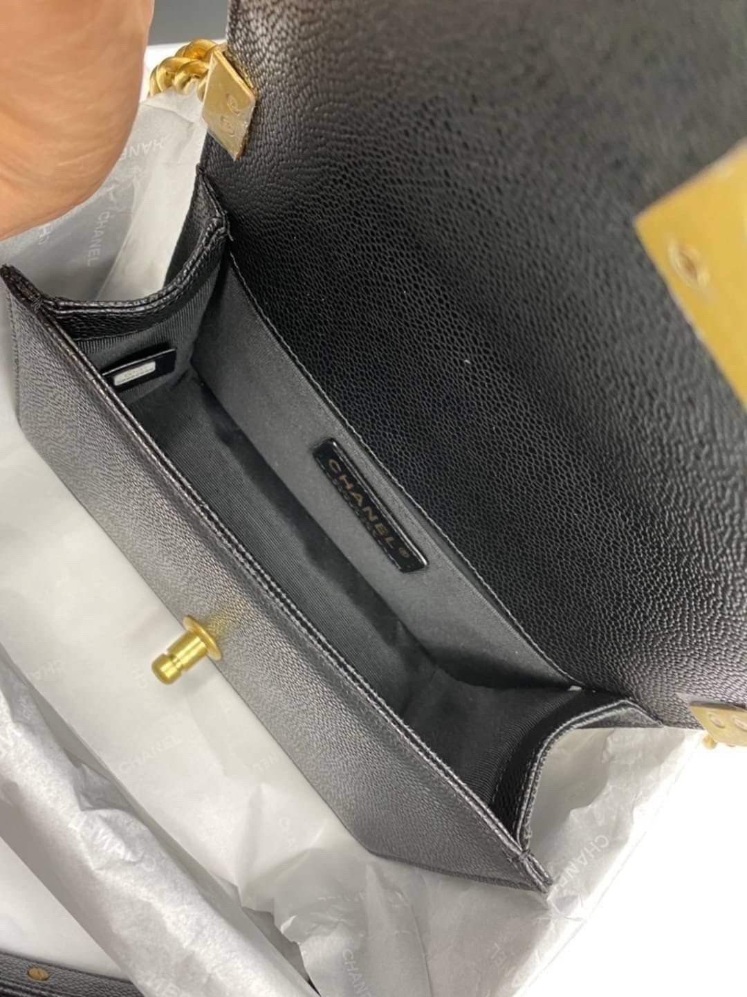 VIP 】หนังแท้ CHANEL BOY Mini Caviar Leather Silver/Gold กระเป๋าสะพายรุ่นยอดนิยมตลอดกาล หนังคาเวียร์อย่างดี อะไหล่เงินและทองรมควัน หรูหรามาก รุ่นนี้ไม่ต้องพูดเยอะ ขายดีตลอดปีเข้าเพิ่มไม่เคยพอเลยค่าา พร้อมส่งแล้ววน้าา สาวๆ จัดด่วนค่าา