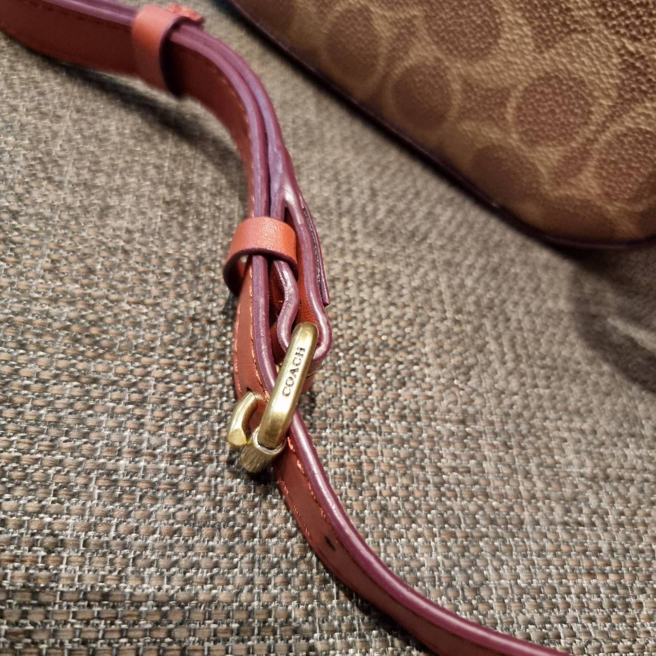 COACH 38680 CANTEEN CROSSBODY IN SIGNATURE CANVAS กระเป๋า crossbody รุ่นหายาก ทรงกลมสวยเด่น มีดีเทลเพิ่มความหรู ด้วยสีของอะไหล่ วัสดุหนังแคนวาสสลับหนังแท้ มีช่องย่อย เปิด-ปิดช่องหลักด้วยซิป ภายในโล่งกว้าง มีช่องซิปแยกให้อีก สายสะพายครอสปรับใช้ได้ตามตัว ใบ