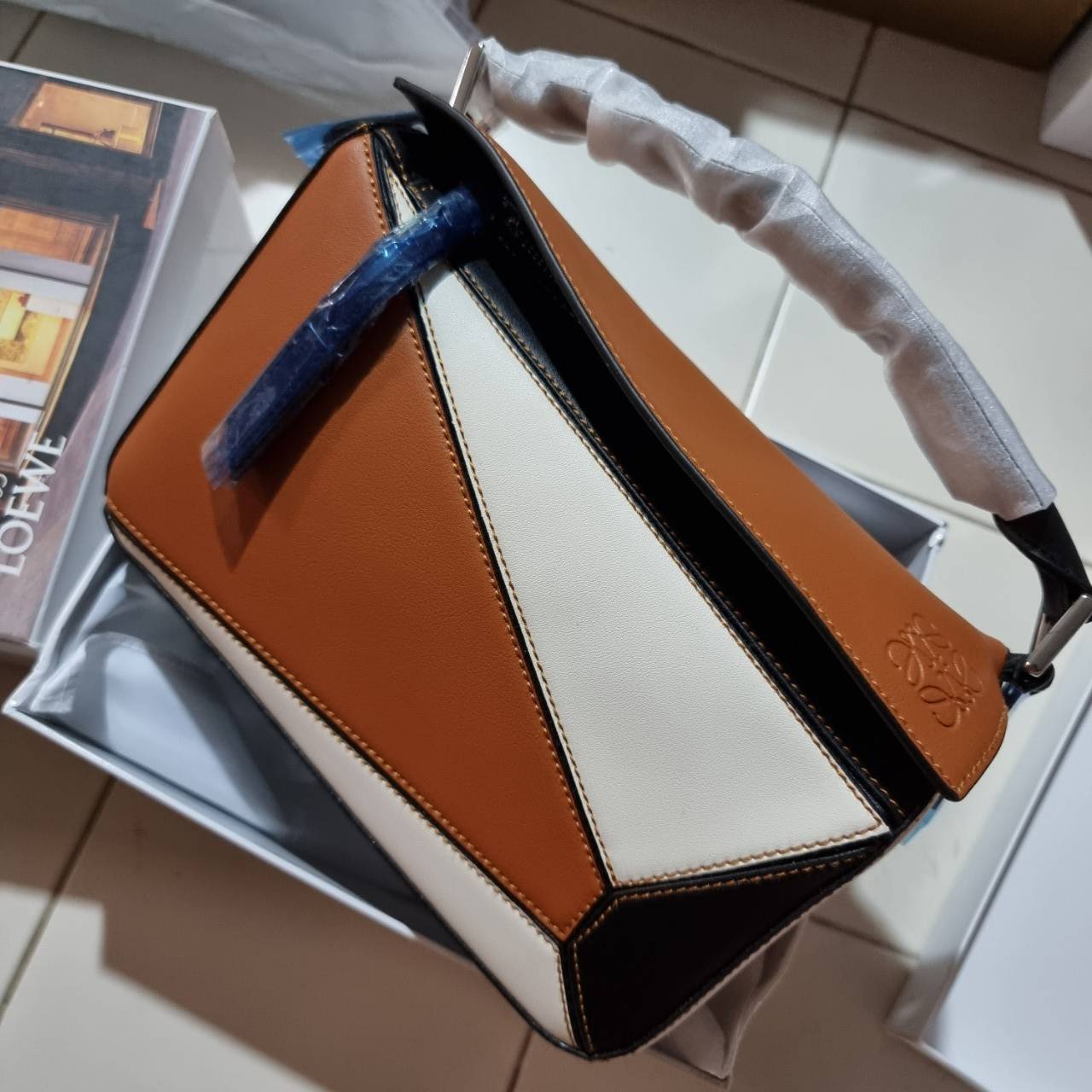 พรีเมี่ยมกิ๊ฟแท้ 100% 】LOEWE PUZZLE BAG IN CLASSIC เป็นอีกแบรนด์ที่ดีไซน์เป็นเอกลักษณ์ โดดเด่น สวยหรูทุกรุ่น!! กระเป๋าสะพายข้างทรงกล่อง สไตล์พัซเซิล ให้ฟีลลิ่งเหมือนตัวต่อคละสี ดูดีได้ทุกที่แค่มีใบนี้