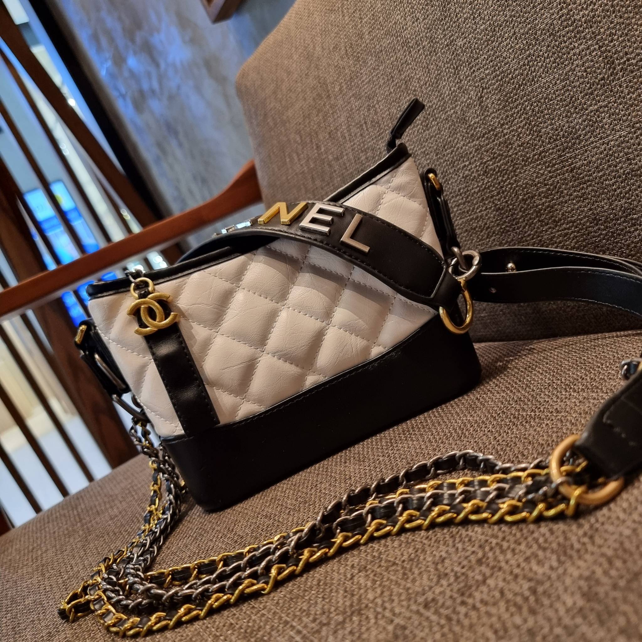 8" CHANEL SHOULDER BAG / CHANEL GABRIELLE HOBO BAG ไซส์คลาสสิค กระเป๋าสะพายข้าง/ไหล่ หนังสังเคราะห์ นิ่ม หรู มาพร้อมพวงกุญแจสัญลักษณ์แบรนด์ พิเศษ!! สายคล้อง jumbo font เพิ่มดีเทลความแพง อะไหล่พร้อมโซ่สะพายสีทองสลับสีเงินรมดำ สามารถสะพาย crossbody หรื