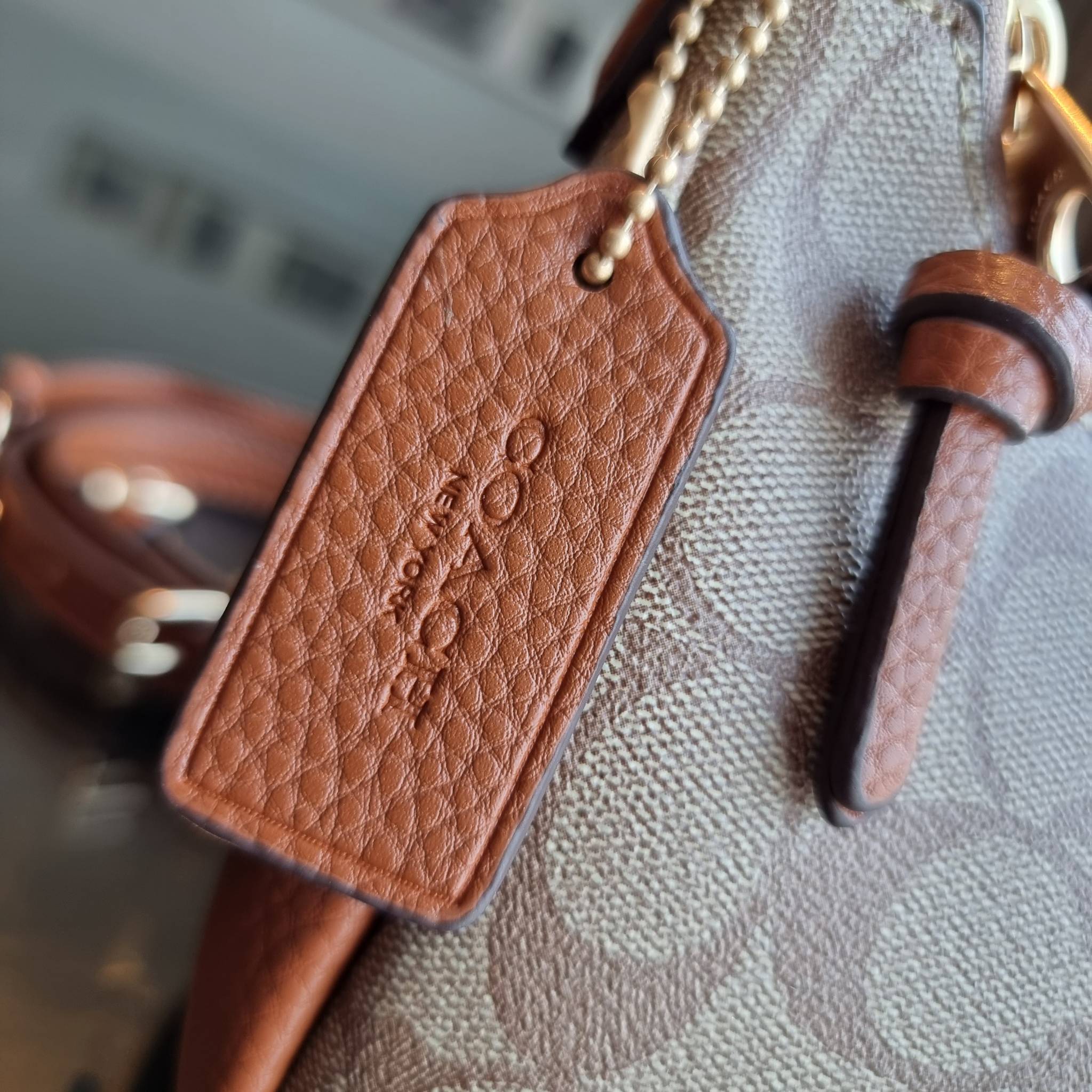 COACH C7223 PENNY SHOULDER BAG 25 IN SIGNATURE CANVAS คอลเลคชั่นเพนนีสุดคิ้วท์ ในรูปแบบของกระเป๋าสะพายไหล่กึ่งทรงพอช พร้อมเสิร์ฟความสวยถึงบ้านไปเลย!! ด้วยดีไซน์คลาสสิคย้อนยุค ที่แอบแฝงความเรียบหรู มาพร้อมสายสะพาย 2 เส้น เป็นสายคล้องมือและสายสะพายครอสบอดี้