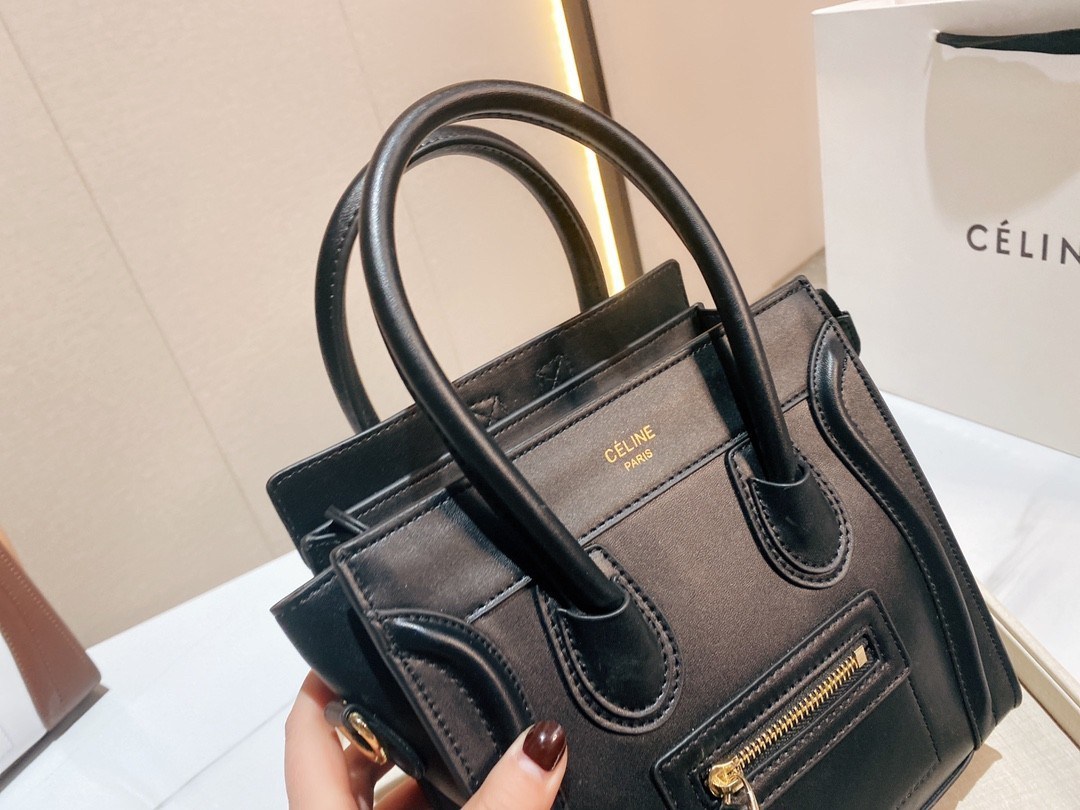 พร้อมส่งรุ่นยอดฮิต!! CELINE HANDLE BAG VIP GIFT WITH PURCHASE (GWP) พรีเมี่ยมกิ๊ฟรุ่นใหม่ Limited Edition จาก CELINE HAUTE PARFUME DUTYFREE COUNTER หนังวัวแท้ ขนาดกำลังดี เปิดปิดด้วยซิปอะไหล่ทองมีที่จับหนัง ด้านในกว้าง ใส่มือถือ กระเป๋าสตางค์ยาวได้สบาย มา