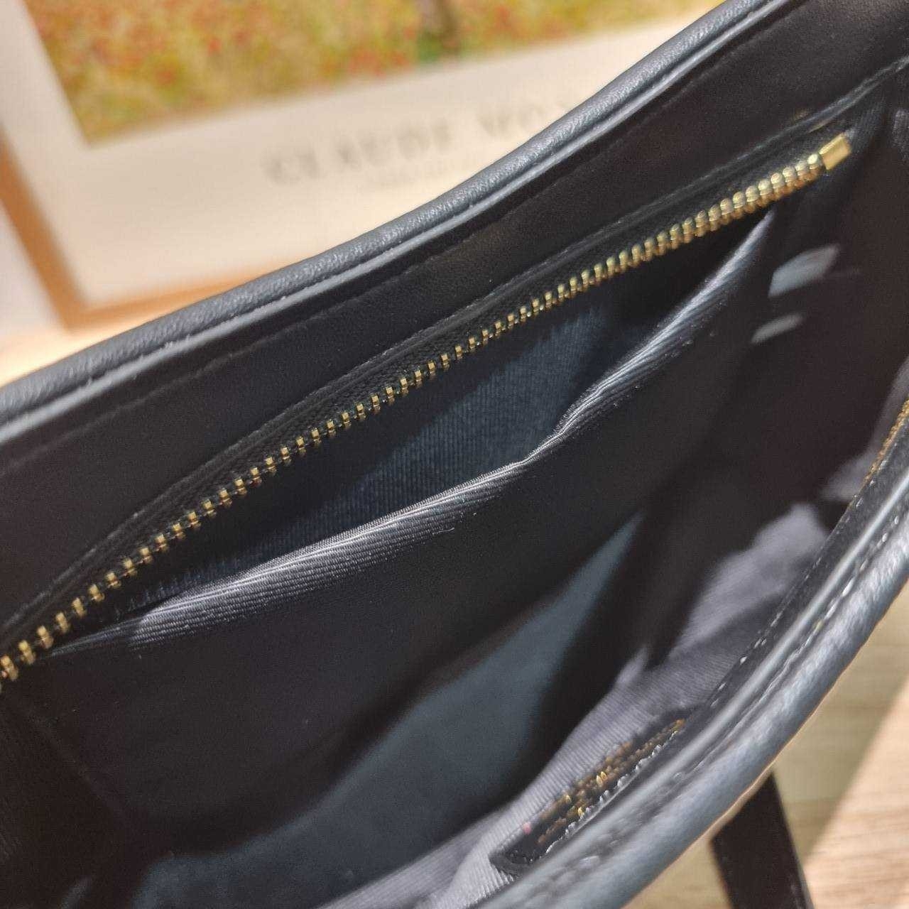 CD SIGNATURE HOBO MINI BAG กระเป๋าสะพายซิกเนเจอร์ โดดเด่นด้วยโลโก้เอกลักษณ์ เกรดออริ 1:1 ใช้งานต่างประเทศได้