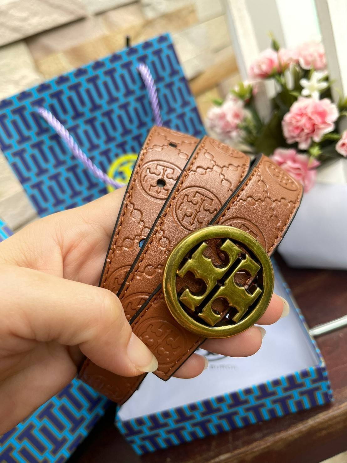 Tory burch Midnight with Tag Logo Monogram Embossed Leather Belt เป็นเข็มขัดที่ตอบโจทย์ของคุณได้อย่างลงตัวทุกสไตล์การแต่งตัว ไม่ว่าจะใส่คู่กับเดรสหรือกางเกงยีนส์ก็ดูดีทีเดียว เพราะหัวเข็มขัดโดดเด่นด้วยดีไซน์ทรงกลมรูป Double T ที่เป็นสัญลักษณ์ประจำแบรนด์ ส