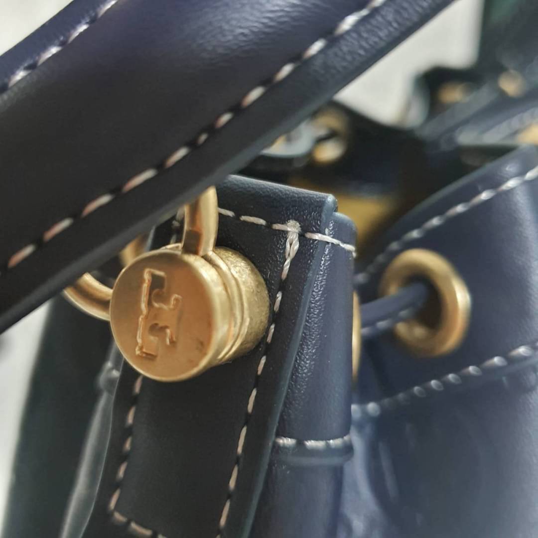 OUTLET 】BEST PRICE!! ปรับราคาพิเศษ เหมาะกับให้เป็นของขวัญที่สุด! งานช็อป 💕 Tory burch monogram leather bucket bag ดีไซน์สวยงามตามแบบฉบับของแบรนด์แล้ว **ที่ทำจากวัสดุหนังแท้ ตัวกระเป๋าอยู่ทรงสวยมีลายแบรนด์สวยหรู ใช้รูดเปิดปิด ภายในบุผ้าอย่างดี มีช่