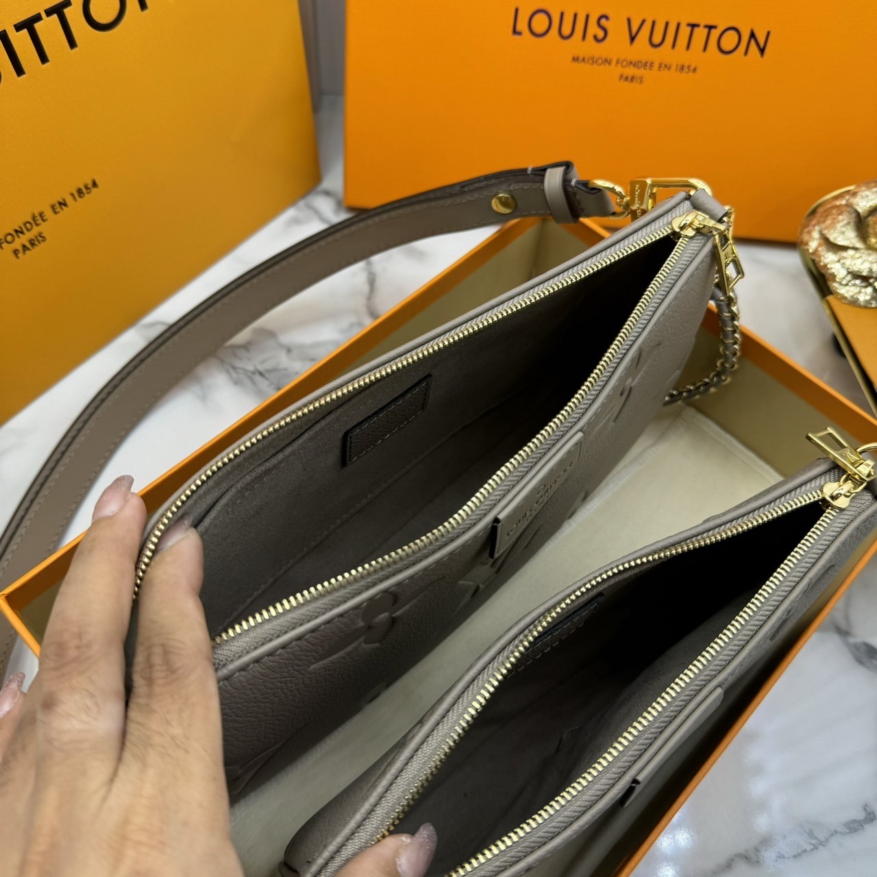 LV Multi Pochette Accessoires Bag กระเป๋าทรงพอช รุ่นใหม่ล่าสุด งานหนังแท้ สวยงามเลอค่า ตามแบบฉบับแบรนด์ ปั้มลายคมชัด มาเป็นเซ็ท 2 ใบ ใช้งานง่าย