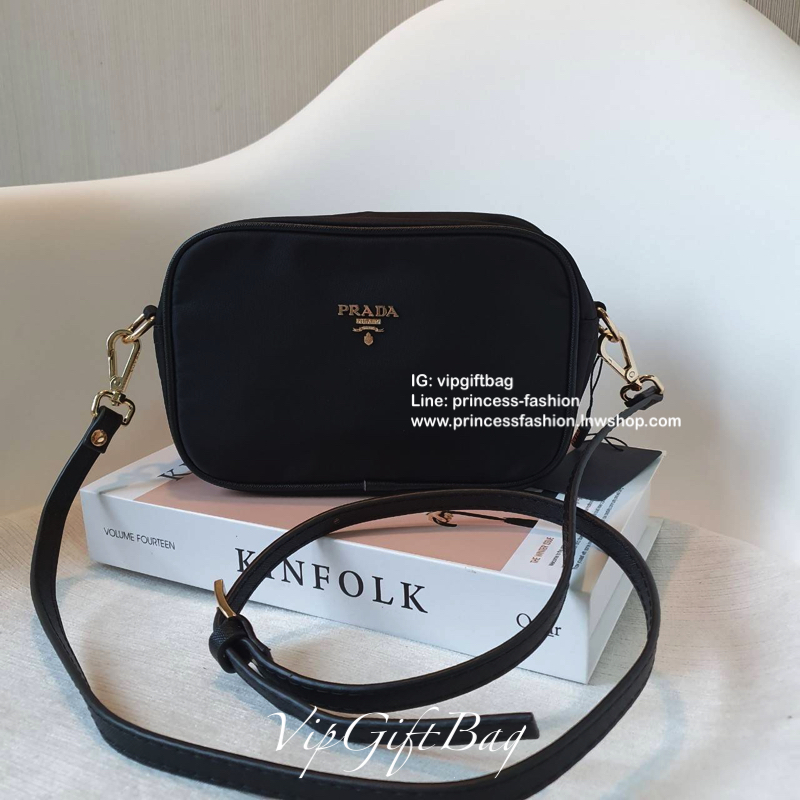 กระเป๋าทรง mini crossbody จากงานพรีเมี่ยมกิ้ฟแบรนด์ดัง PRADA วัสดุ Nylonสุดหรูอย่างดี สามารถกันน้ำได้ ทั้งใบ ขนาดกำลังดีน่ารัก🐰 ด้านในมีช่องแบ่งใส่ของใส่ของจุกจิกได้ ใส่โทรศัพท์ได้ทุกรุ่น คสอ. ใช้แล้วสวยมากๆ อะไหล่ทองปั้มแบรนด์ทุกจุด คุ้มเกินราคาค
