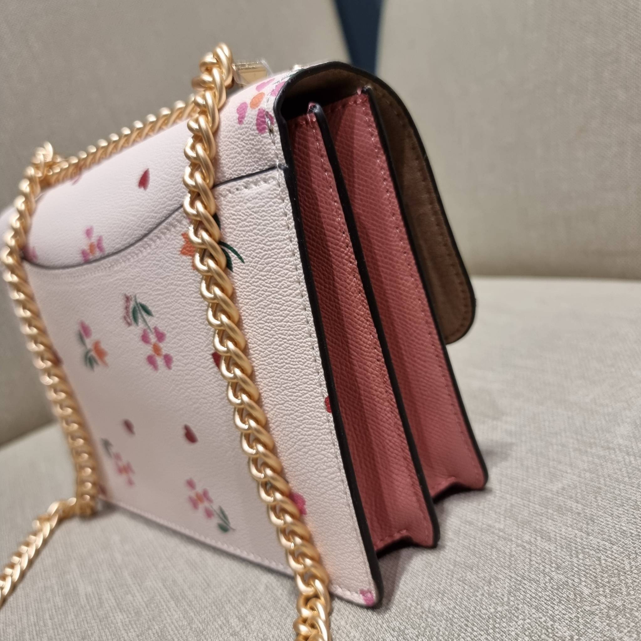 COACH C7596 KLARE CROSSBODY WITH HEART PETAL PRINT หนึ่งคอลเลคชั่นที่ฮิตไม่หยุดยั้ง!! ขายดิบขายดีทุกดีไซน์ รอบนี้มาตอบโจทย์สายหวาน ใหม่ล่าสุด น้องน่ารักม้ากกกก!! กับกระเป๋าสะพายข้าง โทนสีละมุนลูกคุณ!! คือดี!! เพิ่มลูกเล่นช่อดอกไม้หัวใจ ให้มีสีสัน สายสะพาย