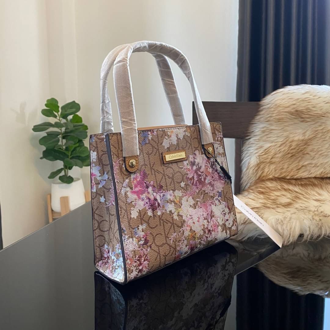 CALVIN KLEIN JEANS crossbody bag กระเป๋าถือหรือสะพาย ลายซิกเนเจอร์แบรนด์ทั้งใบ มีหูจับสำหรับถือ เปิด-ปิดกระเป๋าด้วยกระดุมแม่เหล็ก ด้านในโล่งกว้างมีช่องเล็กและช่องซิปสำหรับใส่ของจุกจิก ซับในลายแบรนด์อย่างดี มาพร้อมสายสะพายยาวปรับระดับได้ สามารถใช้ได้หลากหล