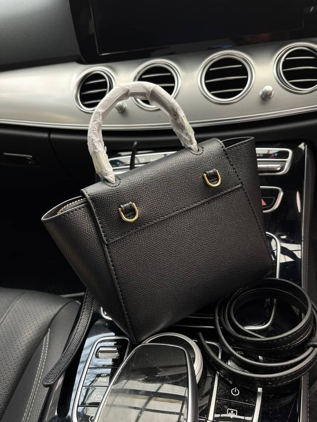 Celine Pico Belt Bag / Celine Belt Bag (ใบเล็ก) อีกหนึ่งคอลเลคชั่้นที่ได้รับความนิยมอย่างมาก บ่งบอกความเป็นตัวตนของแบรนด์ กลิ่นอายความคลาสสิก