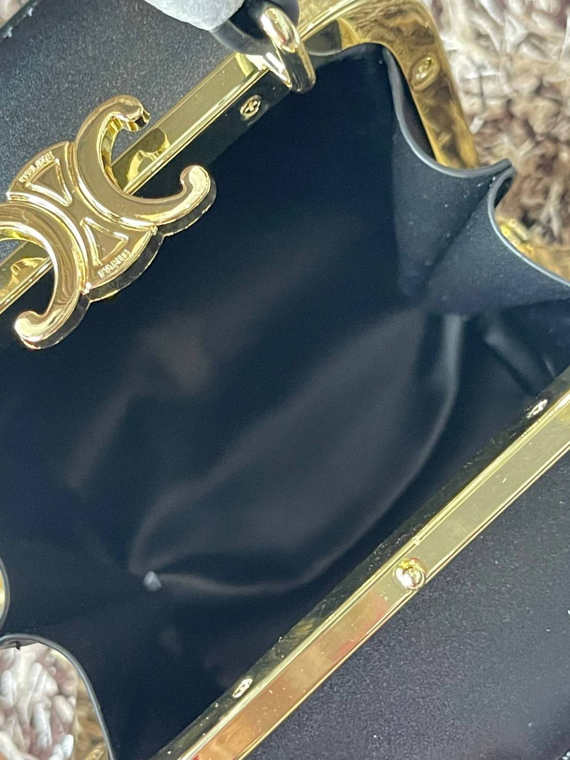 Celine Triomphe Minaudiere สาว ๆ คนไหนไม่เน้นพกของเยอะ แต่ต้องการกระเป๋าที่ให้ความเรียบหรู ดีไซน์เก๋ เหมาะสำหรับดินเนอร์มื้อค่ำ หรือช้อปปิ้งเบาๆ ใบนี้แนะนำเลยคะ เป็นกระเป๋าขนาดกะทัดรัด ถือและสะพายไหล่ได้ ให้ความคล่องตัว นับว่าเป็นอีกหนึ่งแอสเซสเซอรี่ที่น่