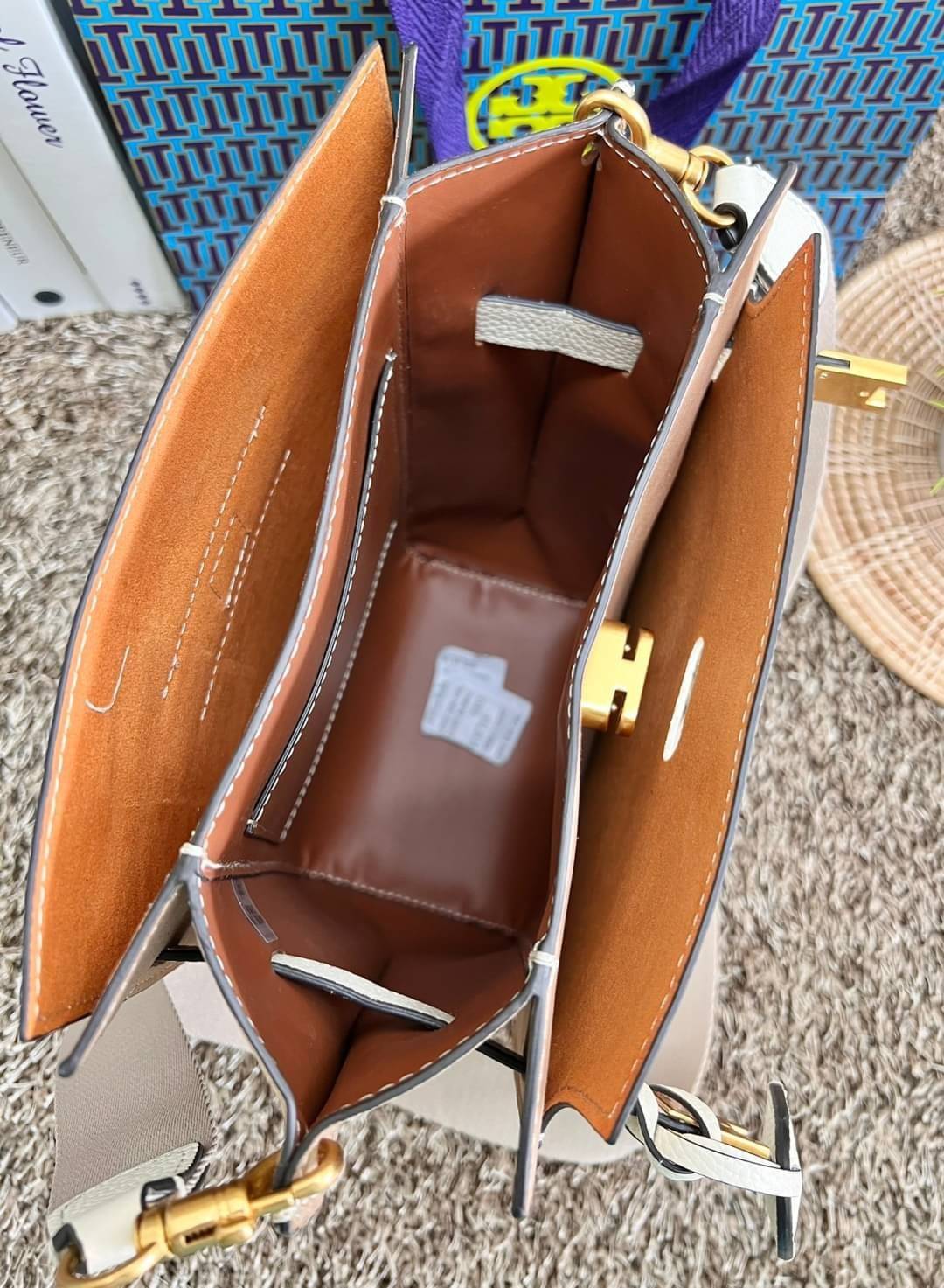 Large TORY BURCH LEE RADZIWILL PEBBIED BAG ((139014)) เป็นรุ่นที่สวย หรู น่าใช้มากๆค่ะ! ลุคหรูดูดีมากๆ กับกระเป๋าสะพายข้างจากTB ใบใหญ่