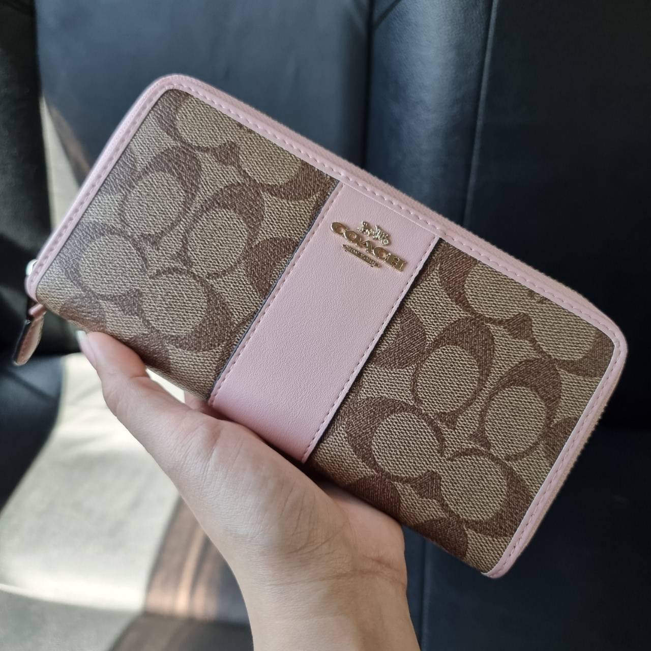 COACH F54630 ACCORDION ZIP WALLET IN SIGNATURE COATED CANVAS WITH LEATHER STRIPE กระเป๋าสตางค์ใบยาวรุ่นคลาสสิค คัดสีขายดีมาให้กันเลยจ้า ♥️ วัสดุหนังแคนวาสเคลือบลาย เปิด-ปิดด้วยซิปรอบ รูดใช้งานง่าย ใส่บัตรได้ มีช่องซิปใส่เหรียญ ใส่มือถือได้ พกใบนี้ใ