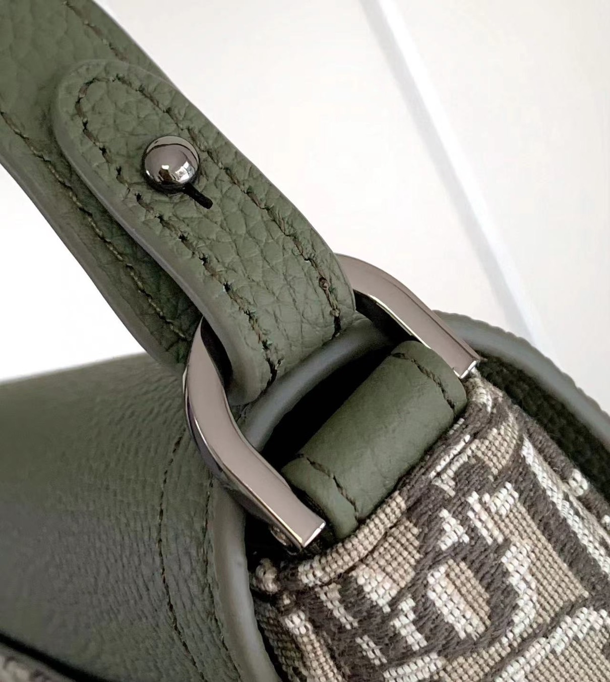 DIOR MINI Saddle Messenger Bag with Flap / Khaki / Black / Oblique Jacquard with Grained Leather กระเป๋าสะพายทรงแมสเซ็นเจอร์ รุ่นยอดนิยมของท่านชาย เกรดท็อปออริ สลับแท้ 1:1