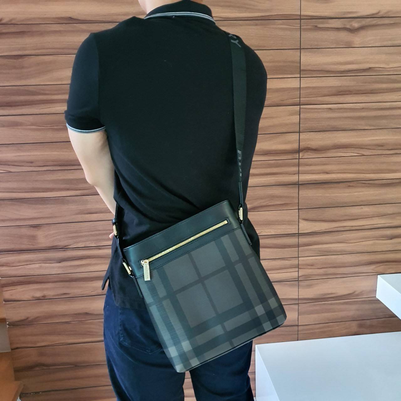 พร้อมเป็นของขวัญ มอบให้คุณผู้ชายแล้วค่ะ สำหรับ BURBERRY CROSSBODY VINTAGE BAG VIP GIFT WITH PURCHASE (GWP) พรีเมี่ยมกิ๊ฟ Limited Edition จากBURBERRY วัสดุหนังโทนสีสุภาพ คลาสสิก ตกแต่งด้วยซิปสะดวกใช้ด้านหน้า ช่องหลักเปิดปิดด้วยซิปยาวด้านบน พร้อมช่องซิปอีกห