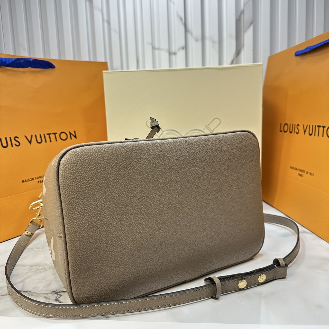 ORI หนังแท้ | LV NeoNoe MM Bucket bag Monogram Flower กระเป๋าสะพายทรงบัคเก็ต เอกลักษณ์ LV และลาย Monogram Flower อันโดดเด่นเพิ่มสไตล์ มีเสน่ห์ชวนหลงใหล