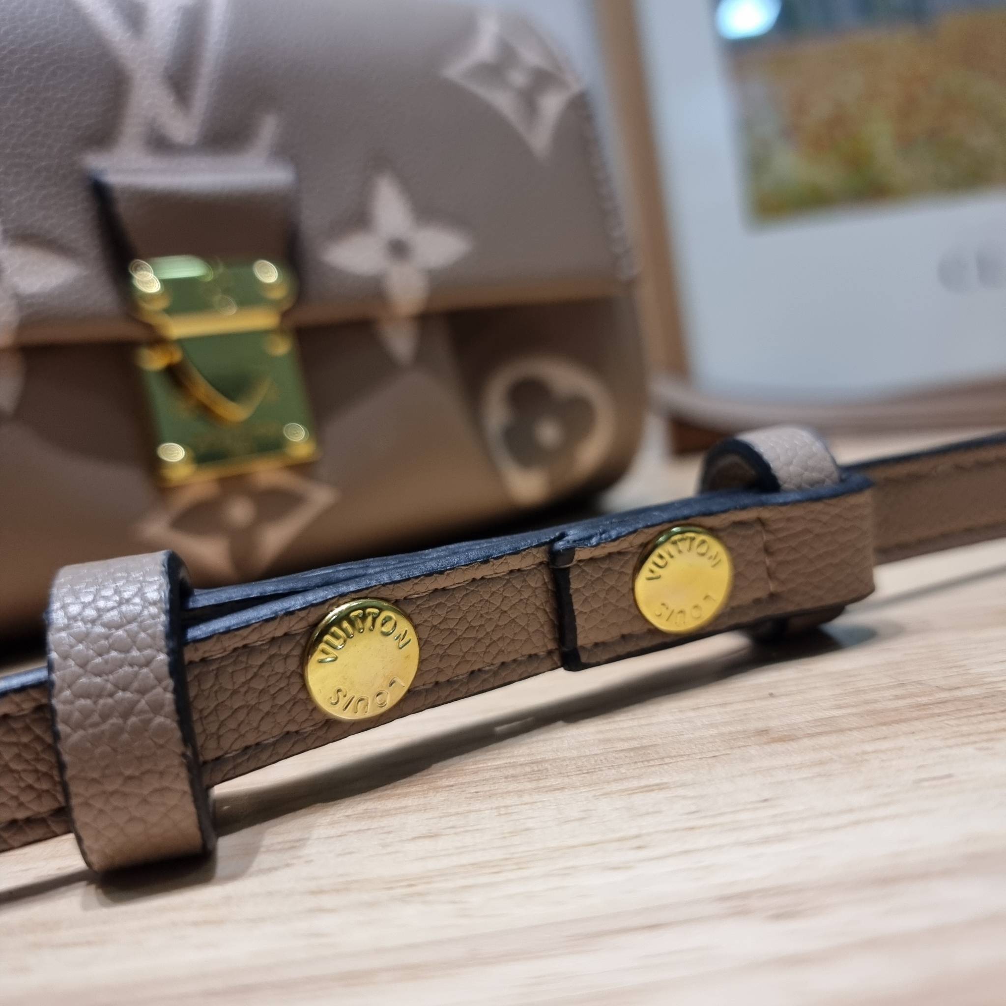 LV Favorite Bicolor Monogram Empreinte Leather - Handbags / LV FAVORITE BAG กระเป๋าสะพายคอลใหม่ล่าสุด สวยหรู ดูแพง ดีไซน์รูปทรงออกมาให้ใช้งานได้ง่าย เปิด-ปิดด้วยอะไหล่แม่เหล็ก ภายในโล่งกว้าง