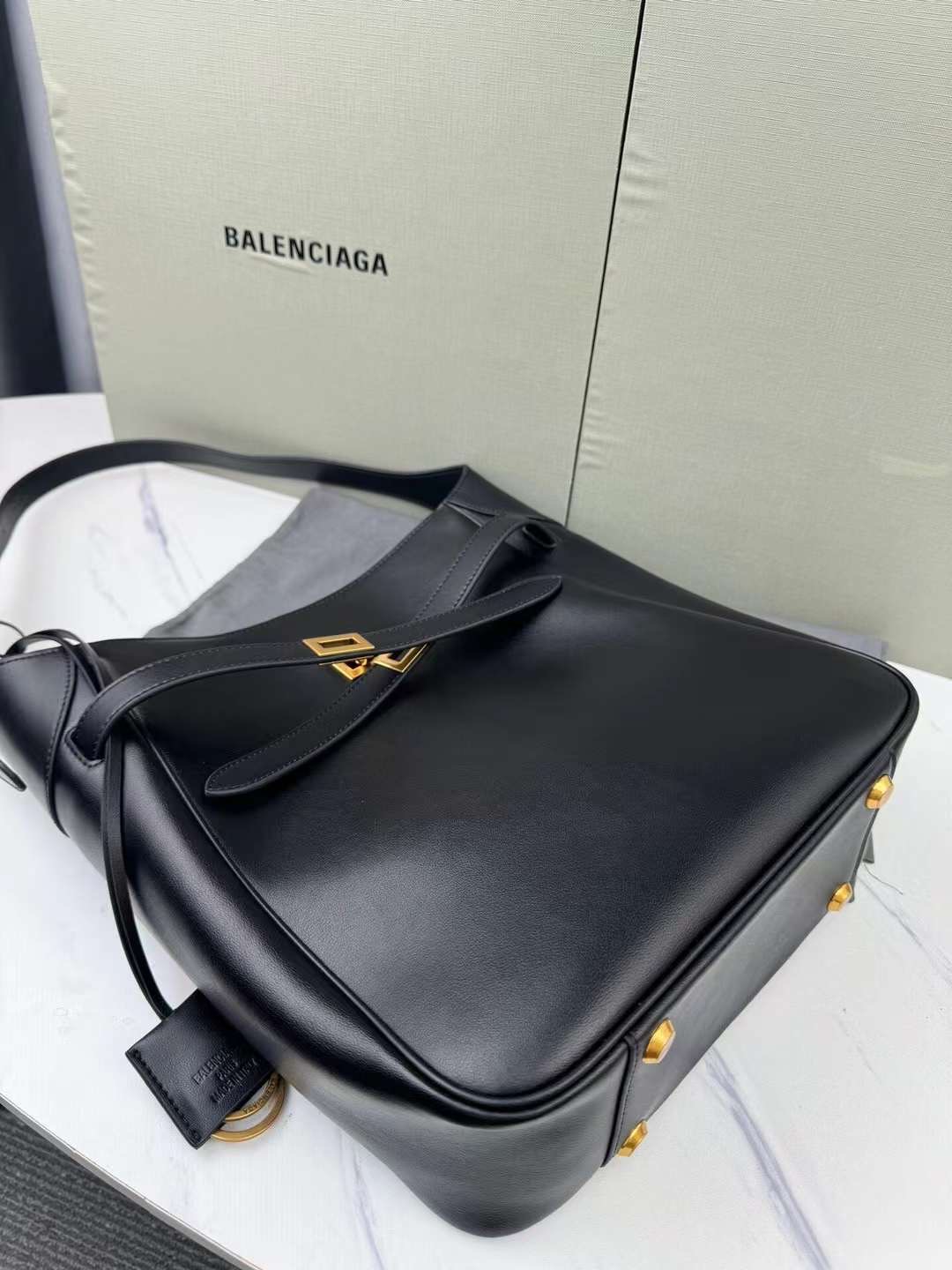 Balenciaga Tote Leather Shoulder Bag กระเป๋าสะพายไหล่ทรงโท้ทดีไซน์สวยเลิศ!! ไม่ซ้ำ เอกลักษณ์ที่โดดเด่นด้วยรูปทรงใช้งานง่าย ภายในกระเป๋าเป็นช่องโล่ง จุของได้เยอะ