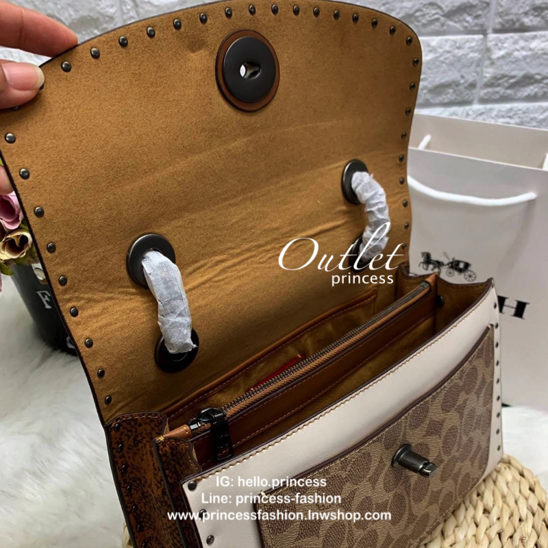 COACH PARKER SIGNATURE SHOULDER BAG กระเป๋าสะพายข้าง/ crossbody หนังแกะแท้ น้ำหนักเบา สวยหรู เปิดปิดกระเป๋าแบบหมุนล็อค อะไหล่รูปเป็นดอกคามิเลีย ภายในกระเป๋ากว้าง แบ่ง 2 ช่องหลัก ช่องซิปคั่นกลางเป็นสัดส่วน ใส่ wallet ยาว ของส่วนตัวใช้ได้ บุหนังกลับผสมกำมะห