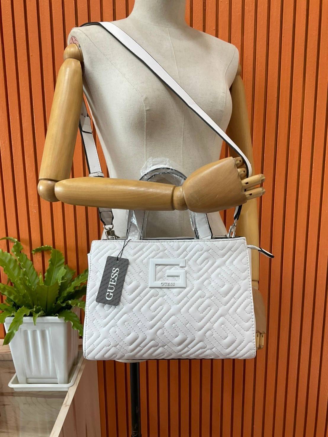 ของแท้ 💯% 】Guess Women’s Crossbody Bag กระเป๋าสะพายข้าง มาพร้อมกระเป๋าใบเล็ก ถอดออกแยกใช้งานได้ วัสดุ Pu หนังนิ่ม จับนุ่มมือมากๆ ด้านหน้าประดับโลโก้แบรนด์ กระเป๋ามีดีเทลเย็บลาย G