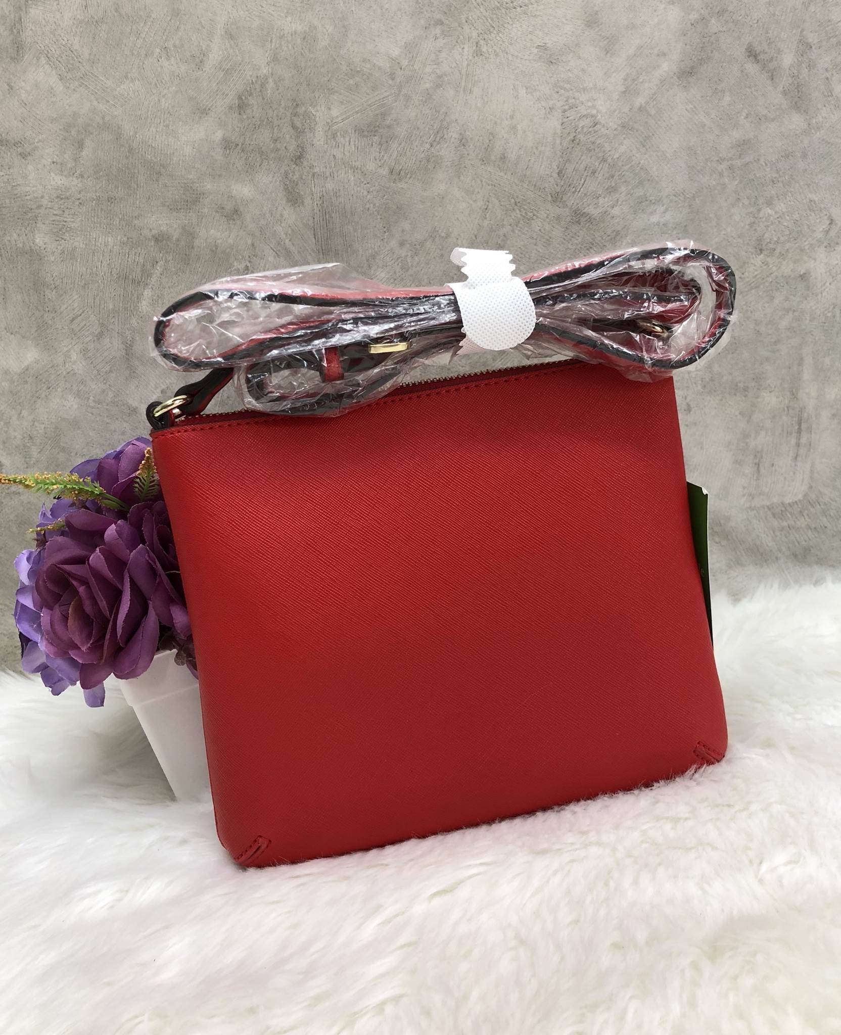 New Arrival Kate spade new york saffiano crossbody bag พร้อมส่งค่ะ!!! กระเป๋าสะพายแบบครอสบอร์ดี้ ลายหนังซาฟเฟียโน่ ทรงสวย ขนาดกำลังดีทีเดียวค่ะ ด้านหน้ามีหนึ่งช่องซิปสำหรับใส่มือถือหรือของจุกจิก เปิดปิดกระเป๋าช่องหลักแบบซิป ด้านในโล่ง ใส่ของจุพอประมาน มีช