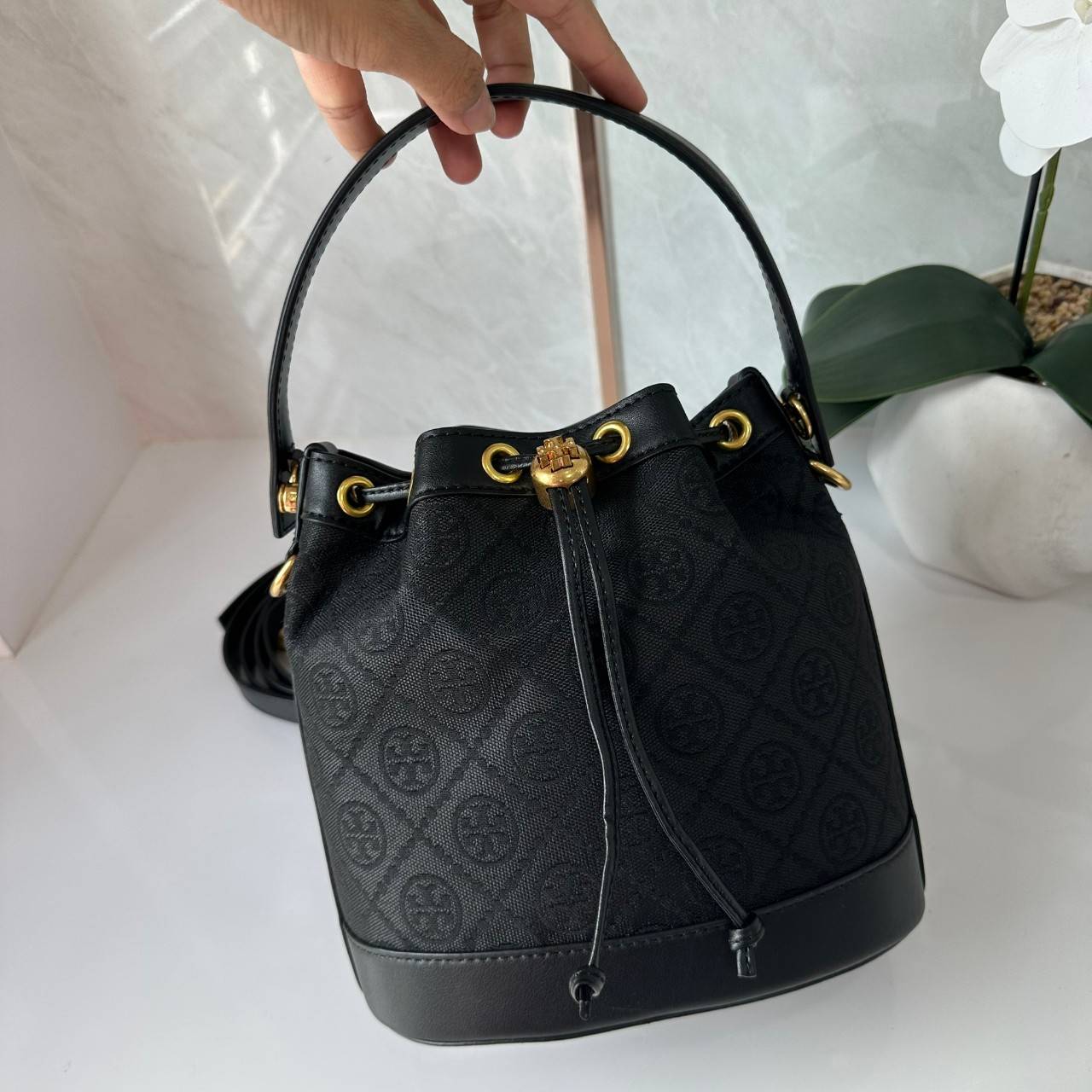 TORY BURCH T MONOGRAM BUCKET BAG jacquard black / Tory Bucket Bag สีดำคลาสสิก กระเป๋าทรงขนมจีบ รุ่นใหม่ล่าสุด วัสดุผ้าแจคการ์ด ตัดขอบหนังสวย