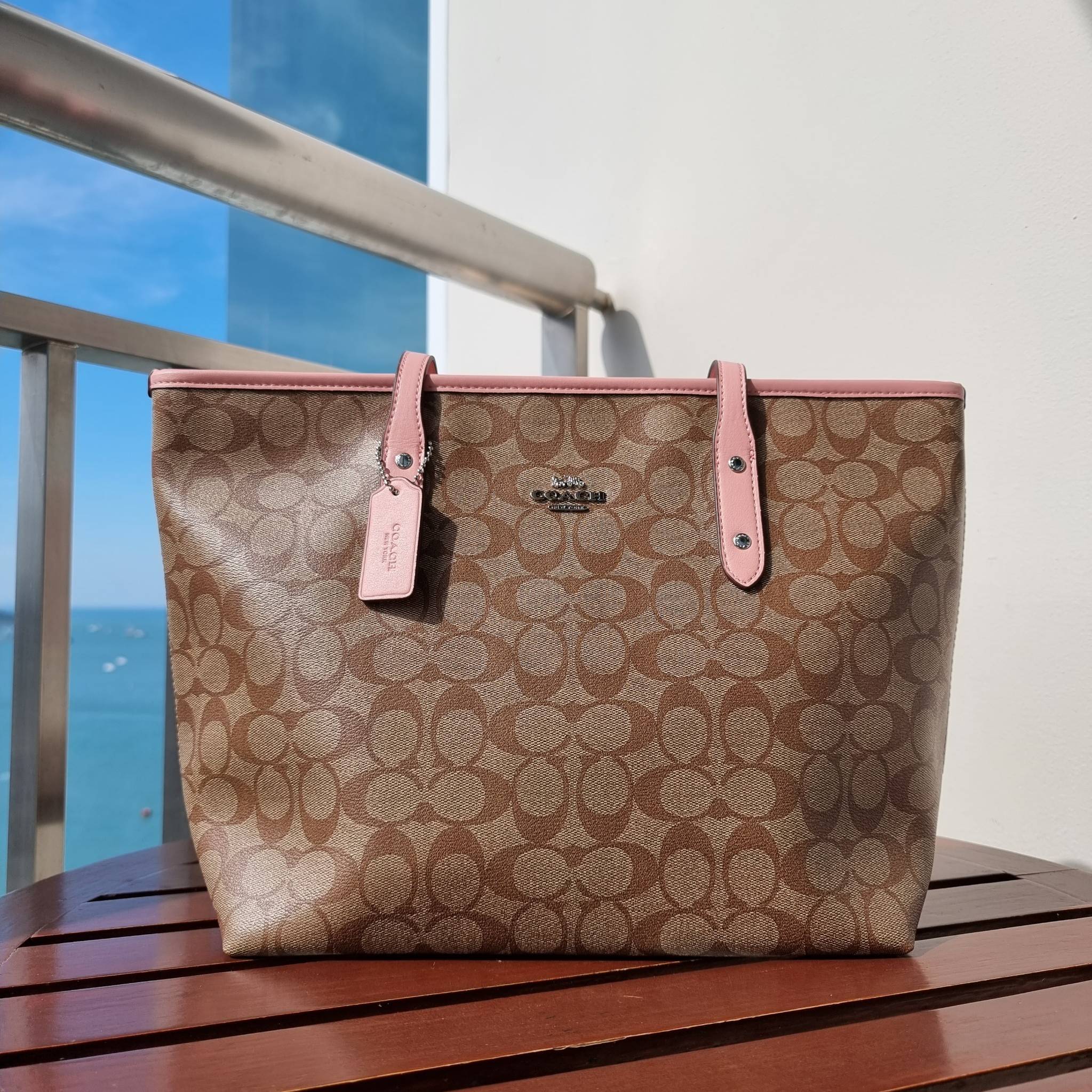 OUTLET 】COACH F58292 CITY ZIP TOTE IN SIGNATURE 16" รุ่นขายดี!! ไซส์ใหญ่ สีสวยมาให้แบบจัดเต็ม!! กระเป๋าถือทรงโท้ทใบใหญ่ สวยน่าใช้ทุกสี สะพายคล้องไหล่ได้เก๋ๆ จุของแน่นๆไปเลยจ้า!! วัสดุหนังแคนวาสคุณภาพ ปากกระเป๋าเปิด-ปิดด้วยซิป กันของหล่นได้ ถือไปไหนก็