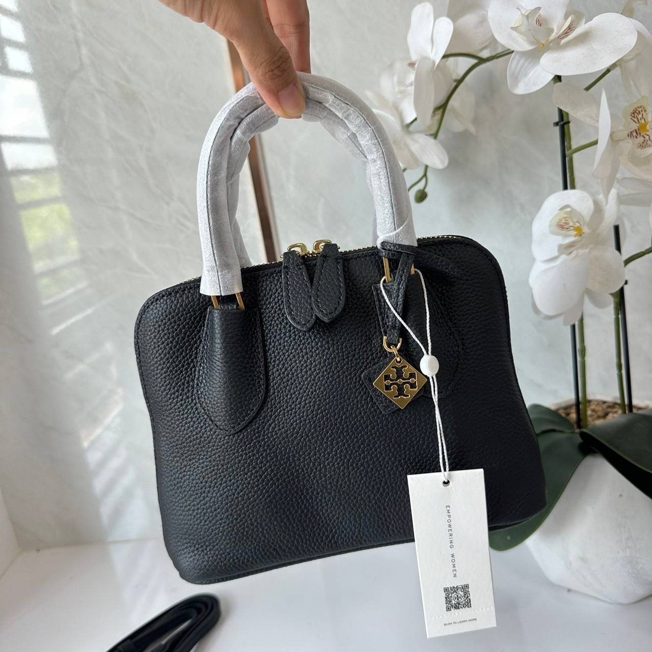 TORY BURCH MINI PEBBLED SWING BAG / Tory Mini Swing Bag in Pebbled Leather / T Monogram Jacquard Swing Bag กระเป๋าสะพาย คอลเลคชั่นใหม่ล่าสุดดีไซน์สุดคลาสสิก รูปทรงโดม