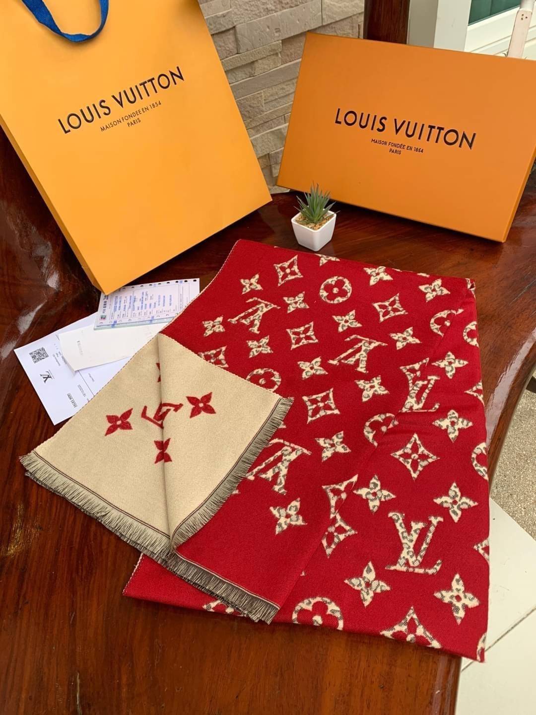 Louis Vuitton Women’s Scarves Accessories อีกหนึ่งแบรนด์ดังจากปารีส ด้วยงานพรีเมี่ยมกิ้ฟ ส่งมอบความรู้สึกดีๆให้กับคนที่คุณรัก ในรูปแบบผ้าพันคอและผ้าคุมไหล่ผืนใหญ่ให้ความอบอุ่น ถักทอด้วยผ้าcashmere ผ้าเนื้อดี สัมผัสนุ่มมือ ทอลายในตัว สีและลายคมชัด เหมาะสำห