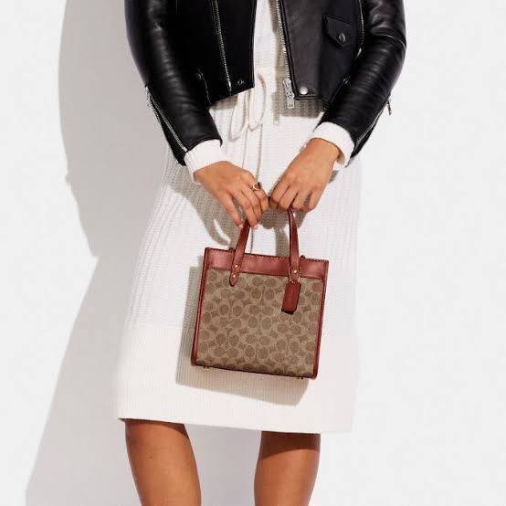 COACH FIELD TOTE 22 WITH HORSE AND CARRIAGE PRINT (C3866)ðāļāļĢāļ°āđāļāđāļēāļāļ·āļ āļāļĢāļ°āđāļāđāļēāļŠāļ°āļāļēāļĒ Unisex āļāļĢāļ TOTE āļŠāļļāļāļŪāļīāļ āļāļĩāđāļŪāļīāļāļāļąāļāļĄāļēāļāļāļąāđāļāļāļēāļĒāđāļĨāļ°āļŦāļāļīāļ// āļ§āļąāļŠāļāļļāļŦāļāļąāļāđāļāļāļ§āļēāļŠāļāļļāļāļ āļēāļ āļāļŠāļĄāļŦāļāļąāļāđāļāđāļāļĒāđāļēāļāļāļĩ āļāļĒāļđāđāļāļĢāļ āļŠāļļāļāļŠāļ§āļĒ āđāļāļāđāļāđāļāļāđāļ§āļĒāļĨāļēāļĒ C Signature āļāļĩāđāđāļāđāļāđāļāļāļĨāļąāļāļĐāļāđ// āļāđāļēāļāđāļāđāļĨāđāļāļāļ§